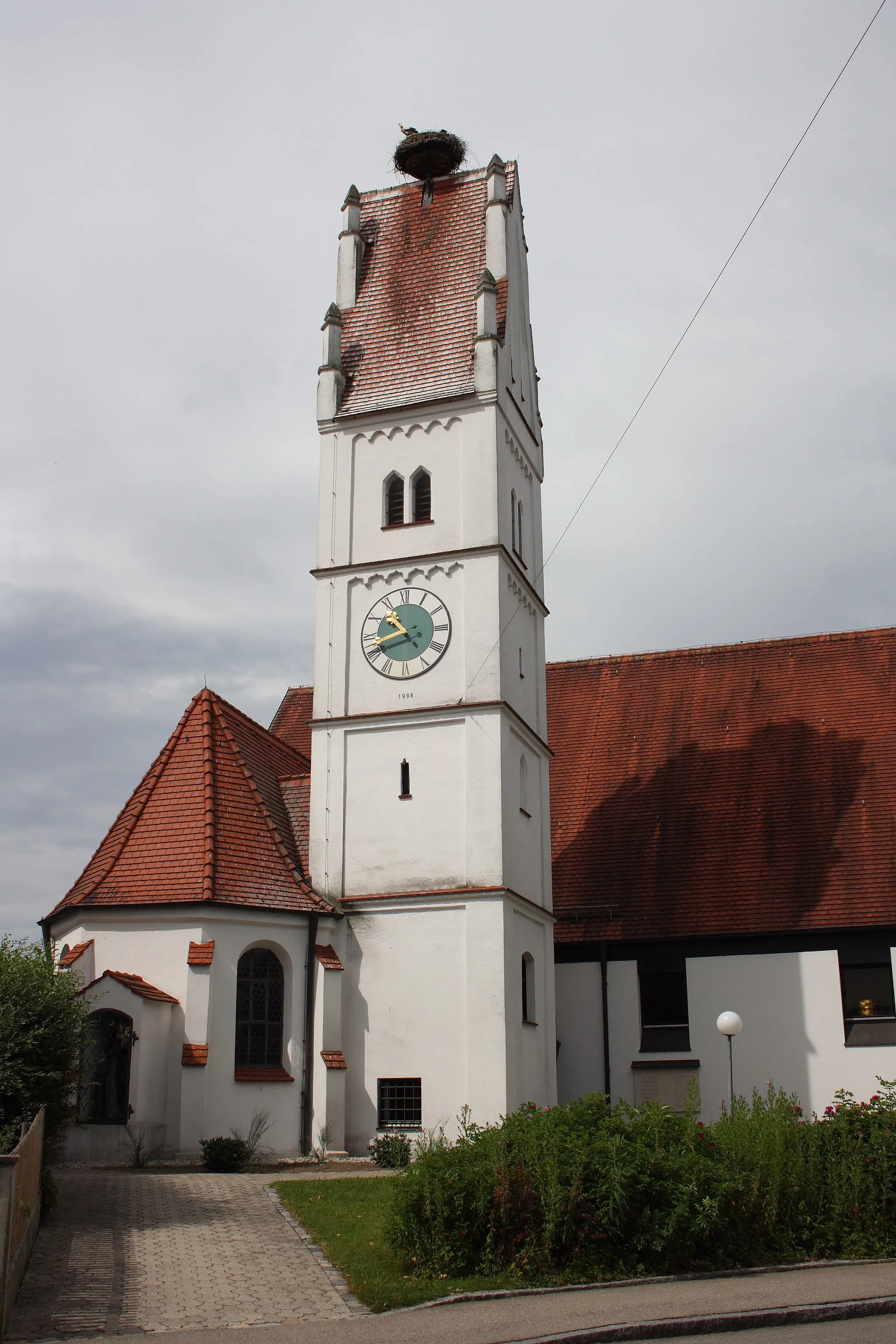 Photo showing: Katholische Pfarrkirche St. Nikolaus in Zusamzell, einem Ortsteil von Altenmünster im Landkreis Augsburg (Bayern), spätgotische Nebenkapelle (ehemaliger Chor) und Turm, Kirchenneubau von 1975/76