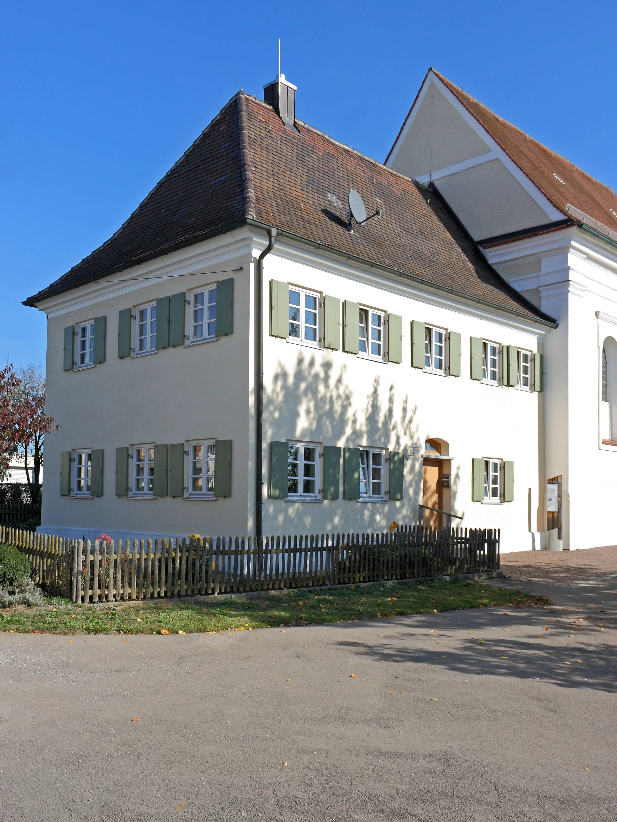 Photo showing: Neuhäder, Marienstraße 4a, Gemeinde Dinkelscherben; ehem. Benefiziatenhaus an der Marienkapelle, 1727 erbaut