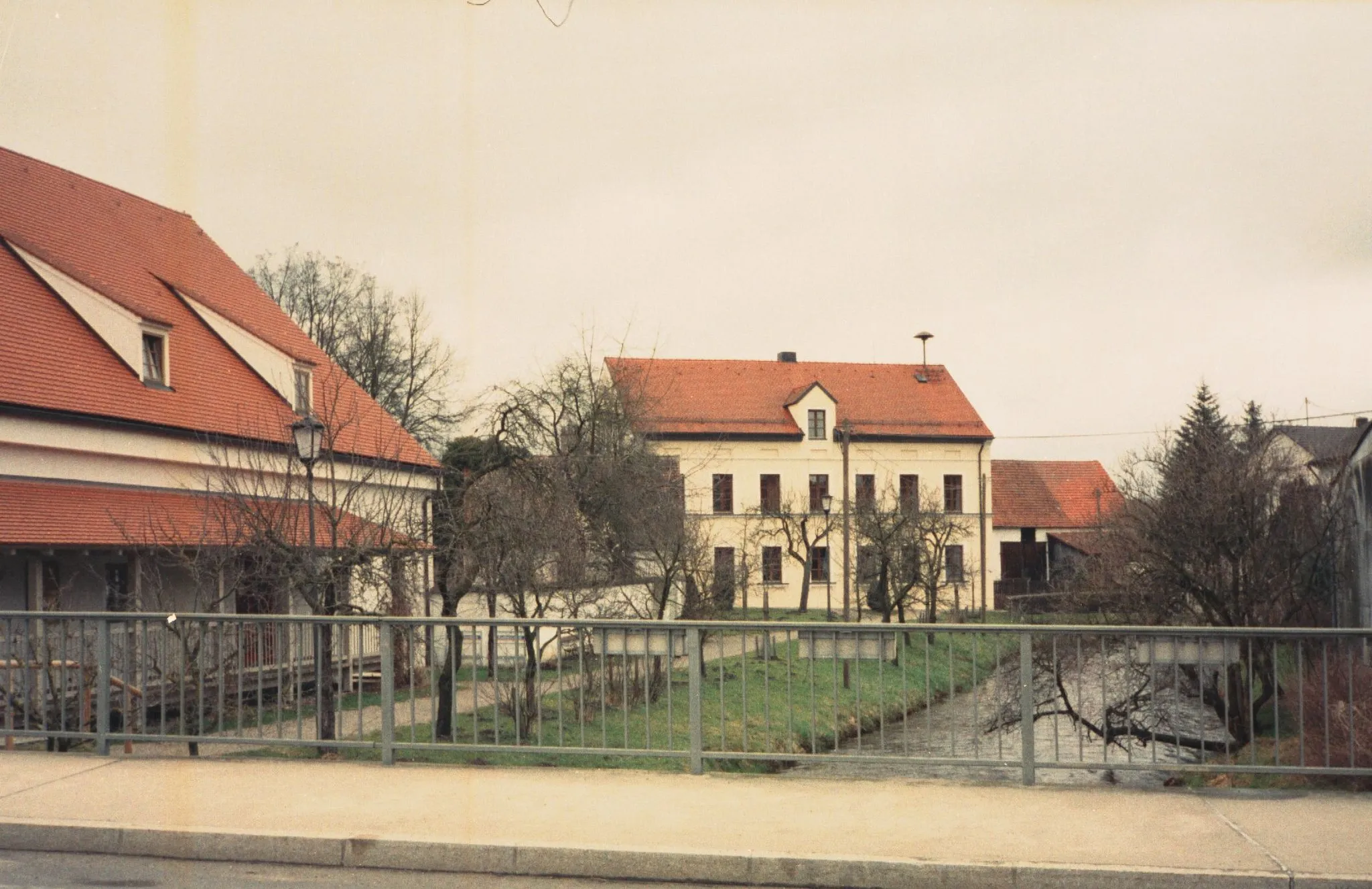 Photo showing: Weichering, "Pfarrstadel" (former storehouse of the local parish, left) and town hall (former schoolhouse, centre).