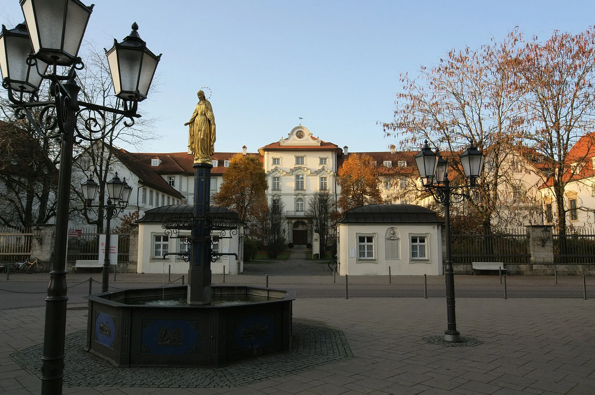 Photo showing: Bad Wurzacher Schloß, im Vordergrund Stadtbrunnen