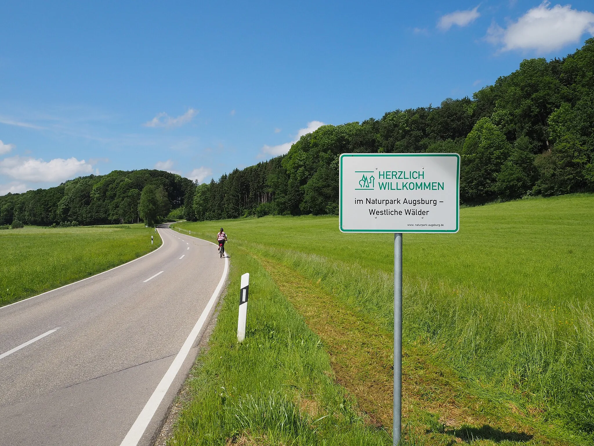 Photo showing: Hinweisschild Naturpark Westliche Welder am Ortsausgang von Siebnach an der Straße Richtung Markt Wald. Die sichtbare Hügelkette sind die letzten Ausläufer der Stauden.