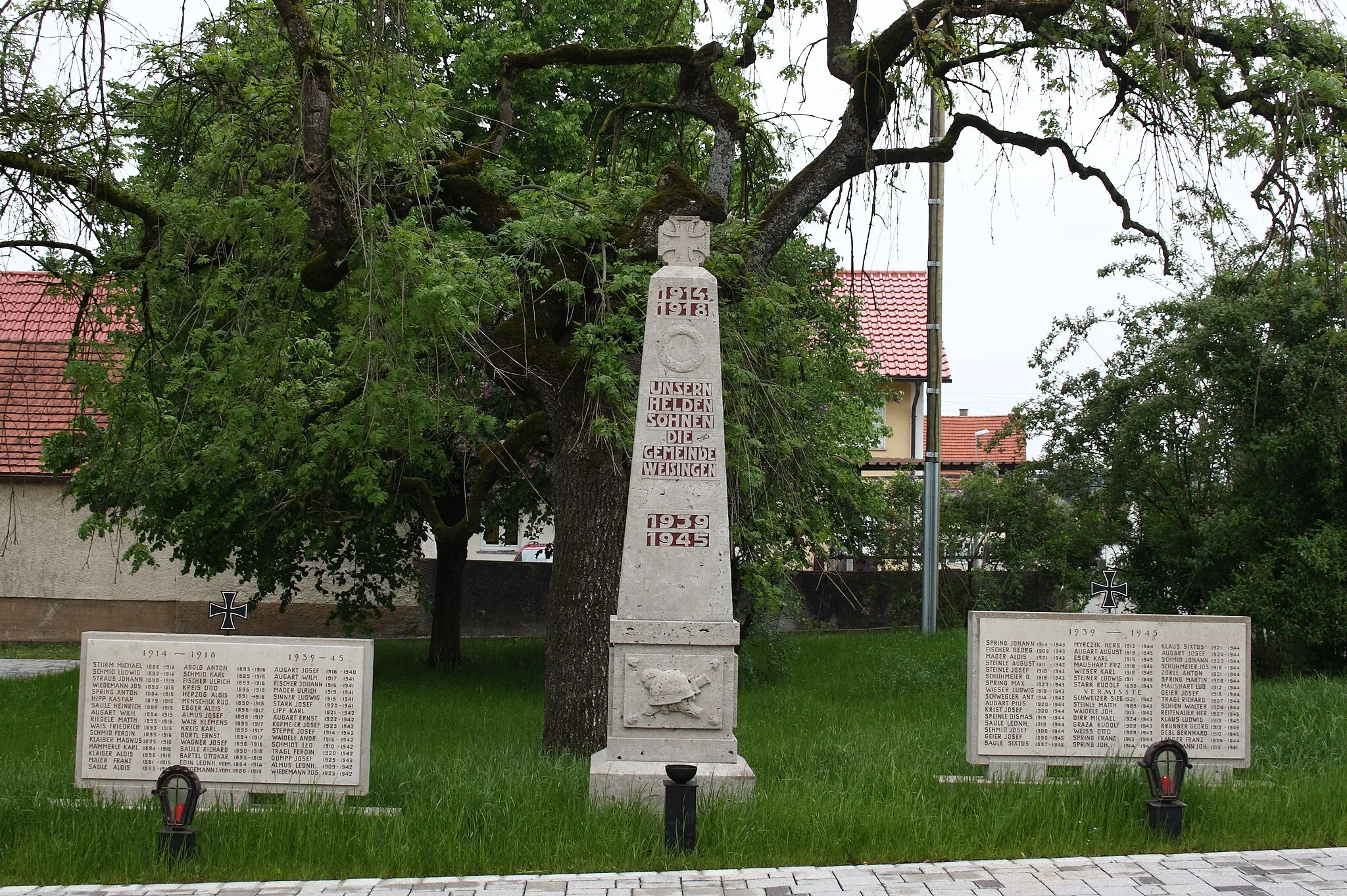 Photo showing: Kriegerdenkmal für die Gefallenen des Ersten und Zweiten Weltkriegs in Weisingen, einem Ortsteil von Holzheim im Landkreis Dillingen an der Donau (Bayern)