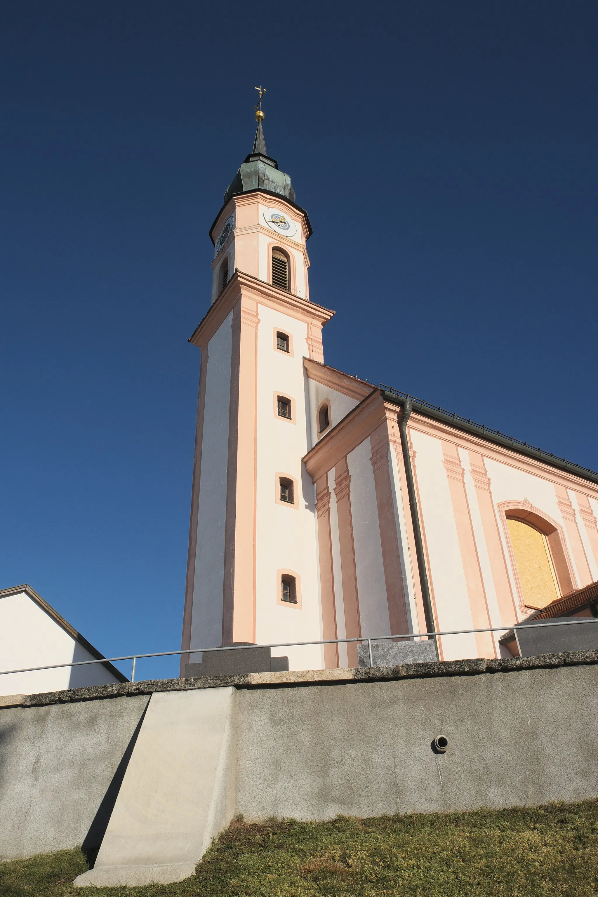 Photo showing: Katholische Filialkirche St. Laurentius in Pflugdorf (Vilgertshofen) im oberbayerischen Landkreis Landsberg am Lech (Bayern/Deutschland)