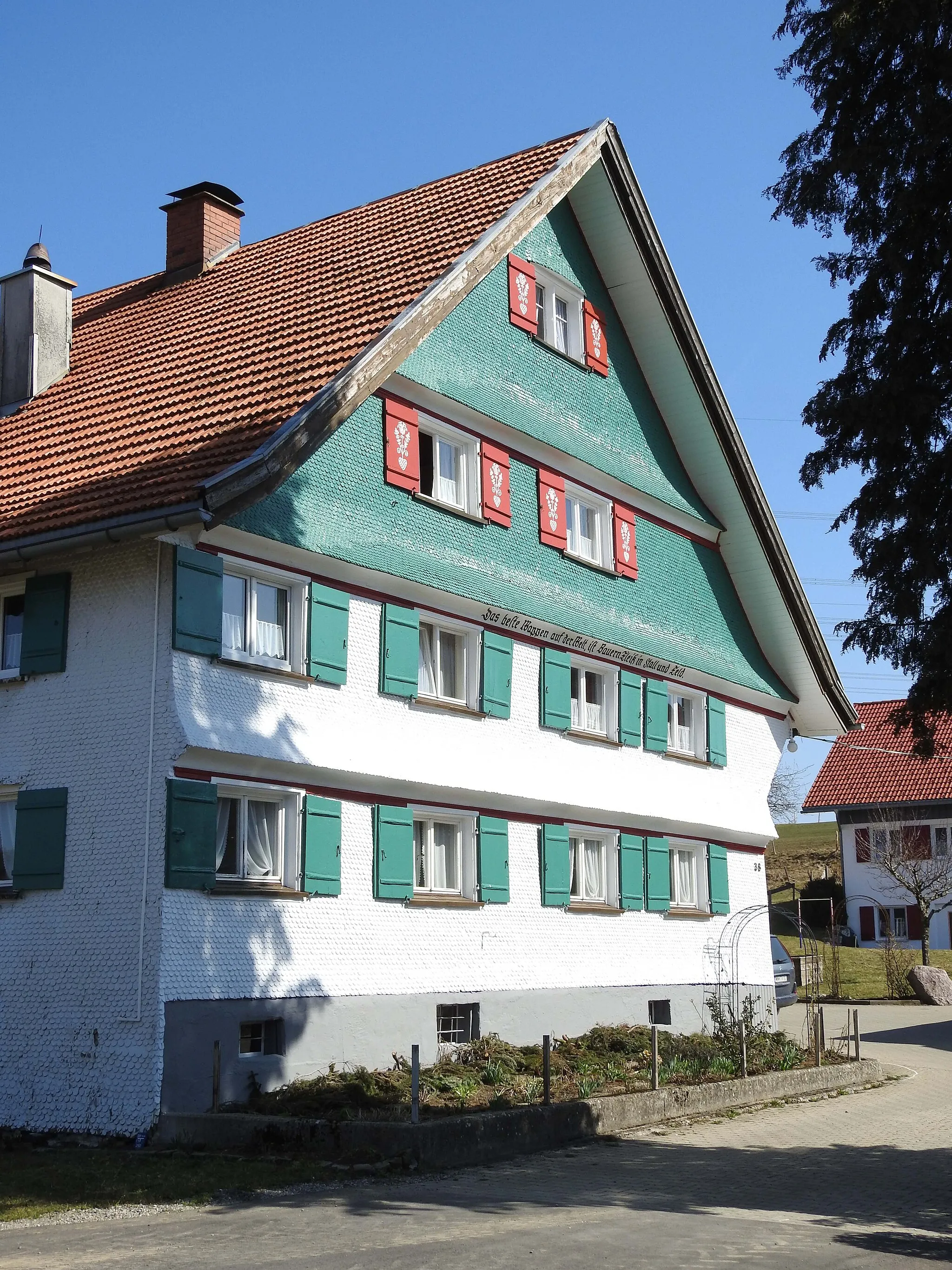 Photo showing: Typisches Westallgäuer Bauernhaus in Haus mit Klebdächern