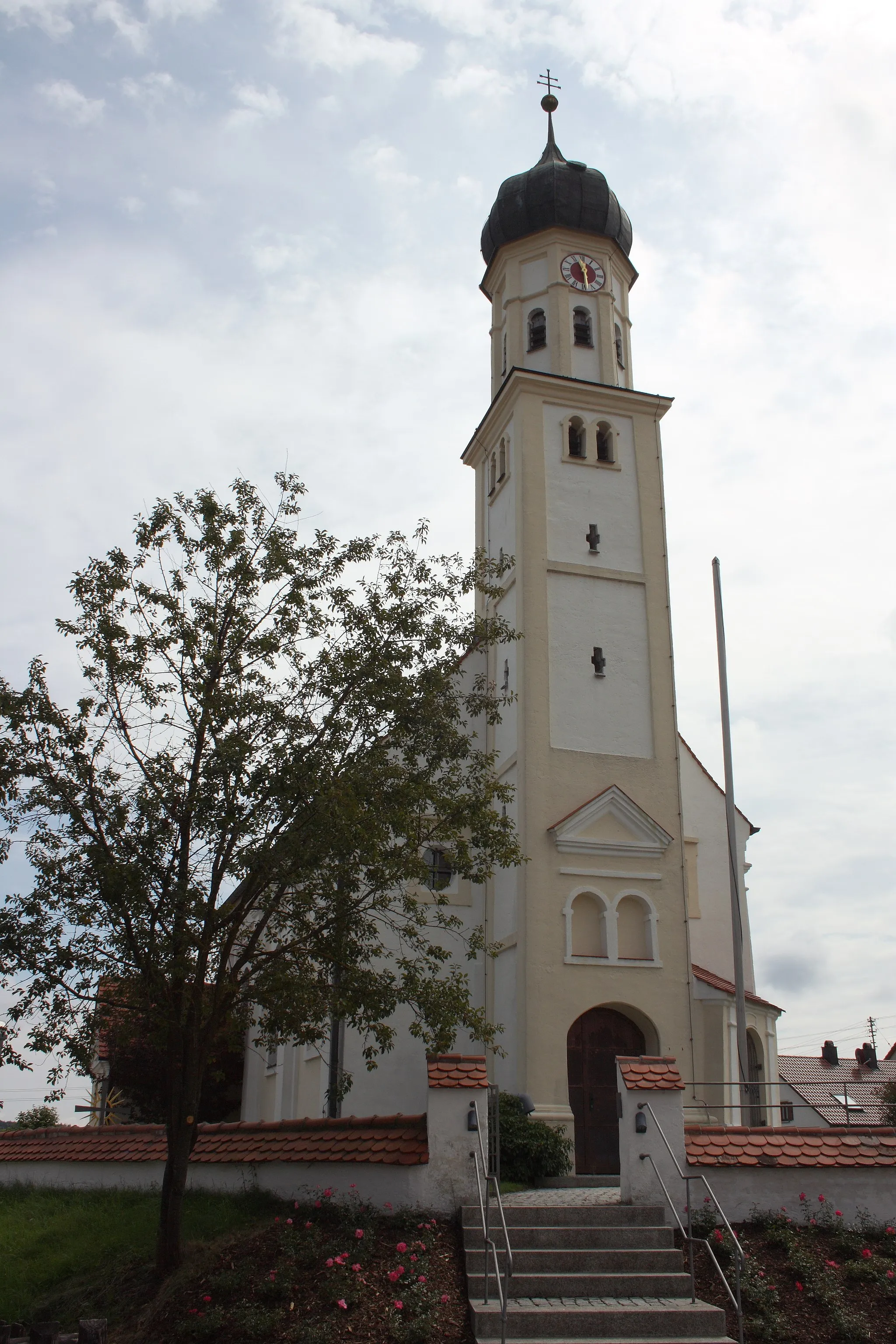 Photo showing: Katholische Filialkirche St. Georg in Unterschöneberg, einem Ortsteil von Altenmünster im Landkreis Augsburg (Bayern), um 1620 errichtet, Zwiebelturm