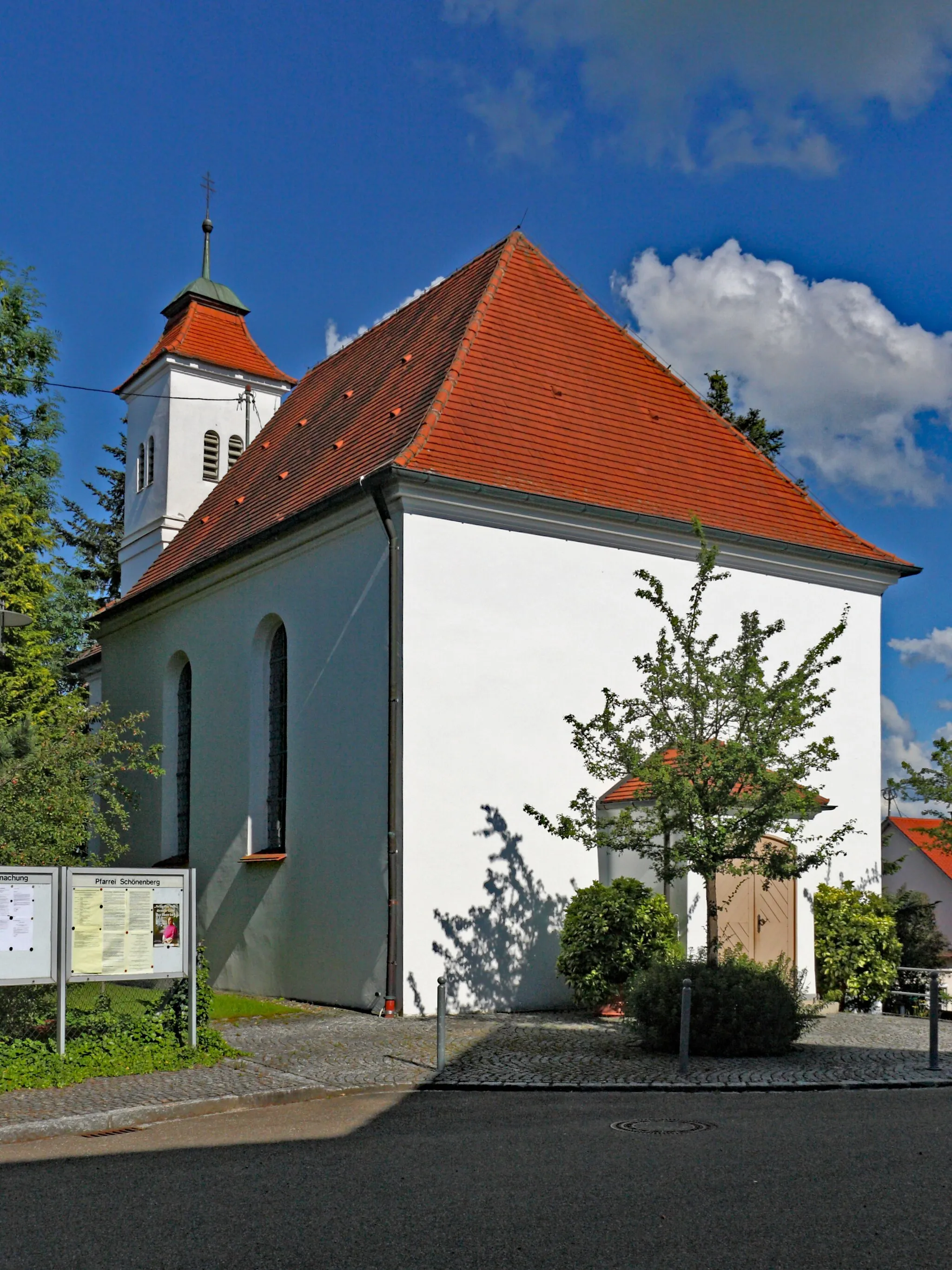 Photo showing: Ansicht der 1776 von Joseph Dossenberger d.J. gebauten Chorturmkirche von Nordwesten