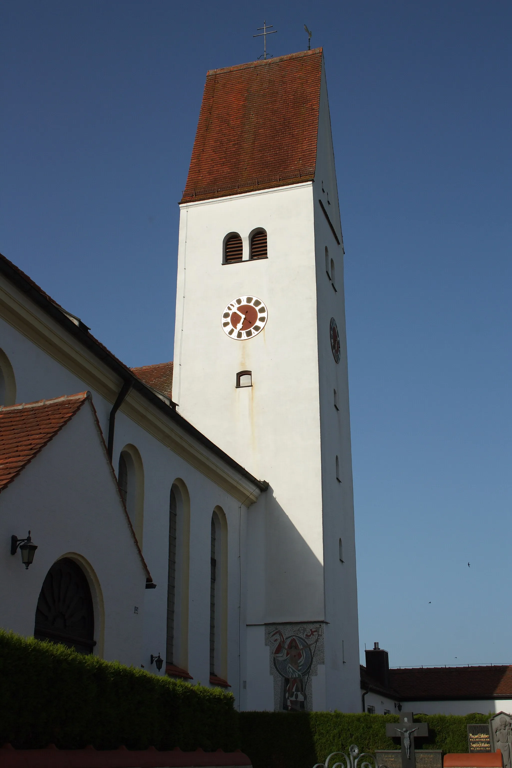 Photo showing: Katholische Pfarrkirche St. Georg in Kemnat, einem Ortsteil von Burtenbach im Landkreis Günzburg (Bayern), gotischer Satteldachturm, von Dominikus Böhm 1938 umgestaltetes Langhaus
