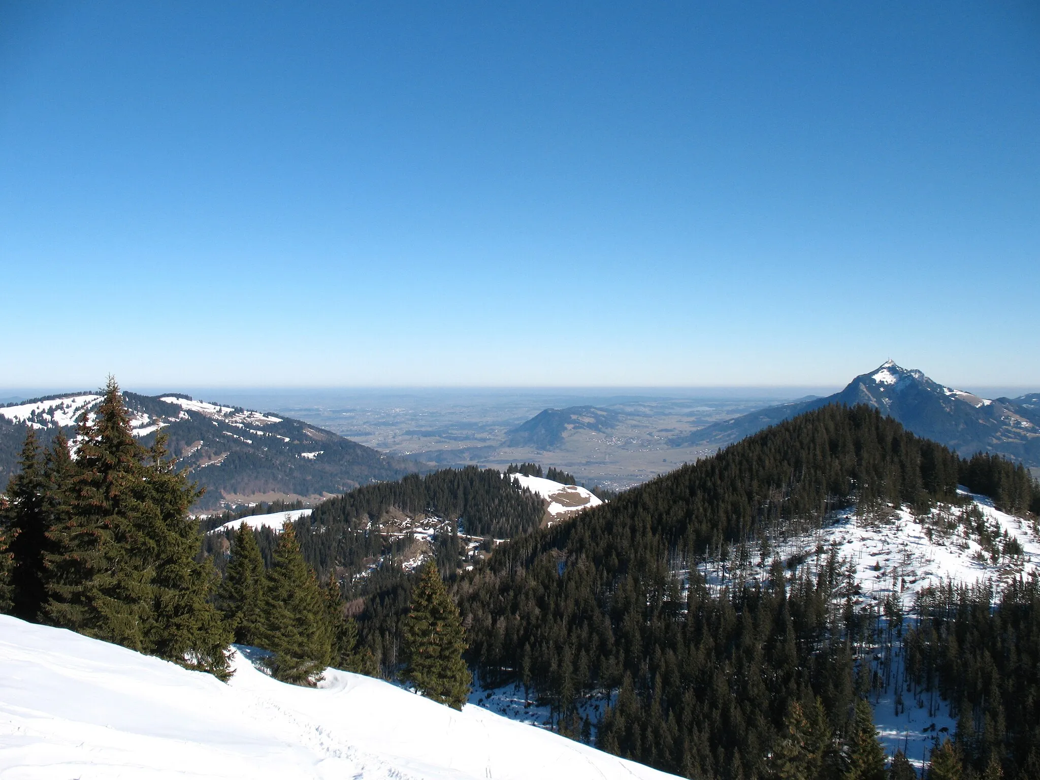 Photo showing: Blick vom Rangiswanger Horn auf das Sigiswanger Horn (1527 m) und das Ofterschwanger Horn (1406 m).