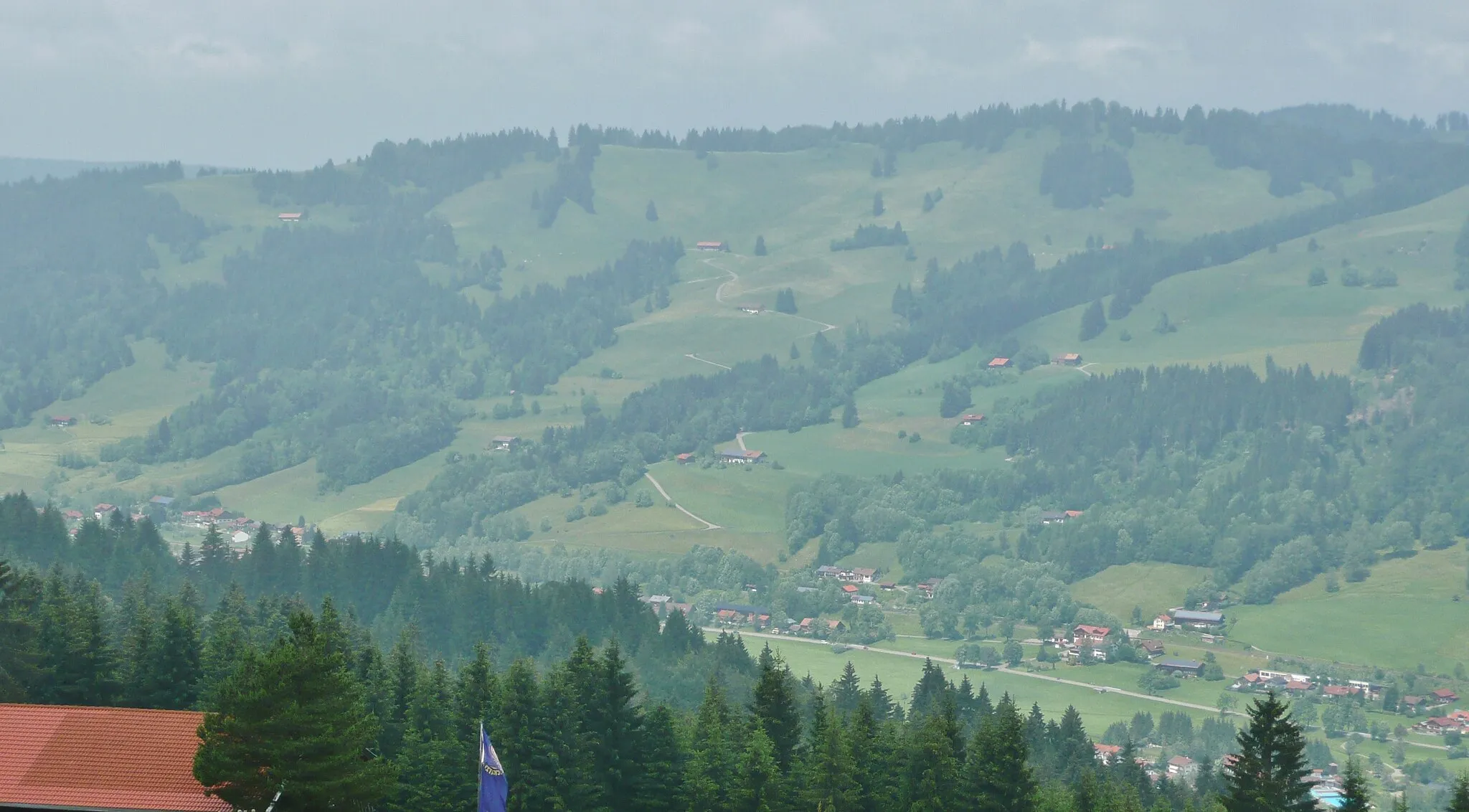 Photo showing: Wanderer; Im Hintergrund Wiedemannsdorf (rechts) und Salmas (links), dazwischen Lamprechts. Hinter Lamprechts der Hüttenberg, rechts im Bild Teil der Salmaser Höhe