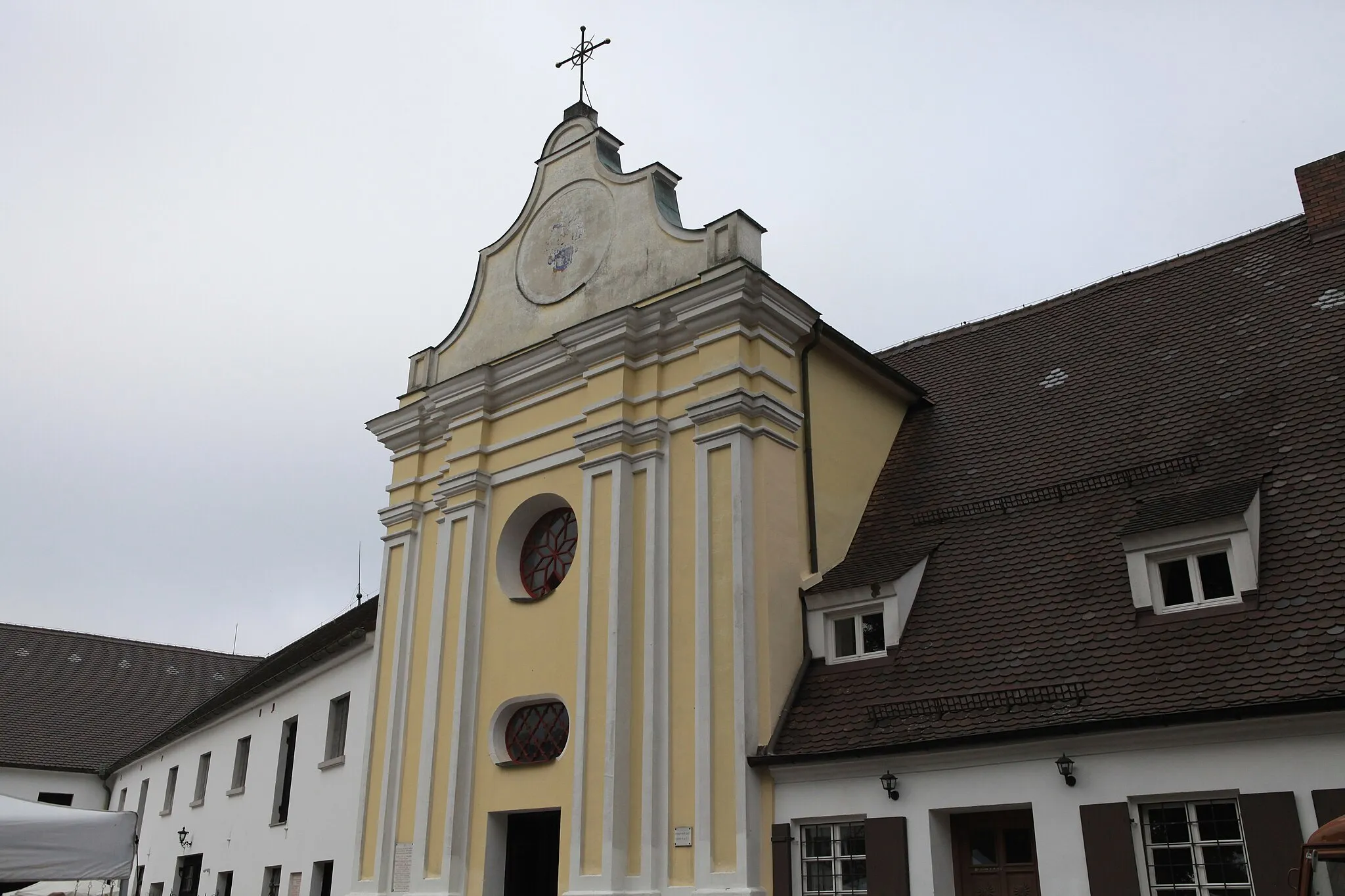 Photo showing: Schloss Scherneck, Dreiflügelanlage, im Kern um 1700; Hauptgebäude, zweigeschossiger Westtrakt mit Satteldach, geschweiftem Giebel und gusseisernem Balkon, 1844/45; Schlosskirche St. Georg, 1702–08, in Osttrakt einbezogen; Verwalterhaus, ehemaliges Amtshaus, erdgeschossiger Satteldachbau mit dreifach unterteiltem Schweifgiebel, Anfang 18. Jahrhundert; zugehörige Scheune, mit Halbwalmdach, 1872; Ökonomiebauten, zweigeschossige Bauten mit Halbwalm- bzw. Satteldach, im Kern um 1700; Torbau mit Turm; Mauerzug mit Gewölben; Pumpenhaus, sog. Wasserhaus, erdgeschossiger Bau mit Schopfwalmdach, 18. Jahrhundert; unterhalb des Schlossberges.