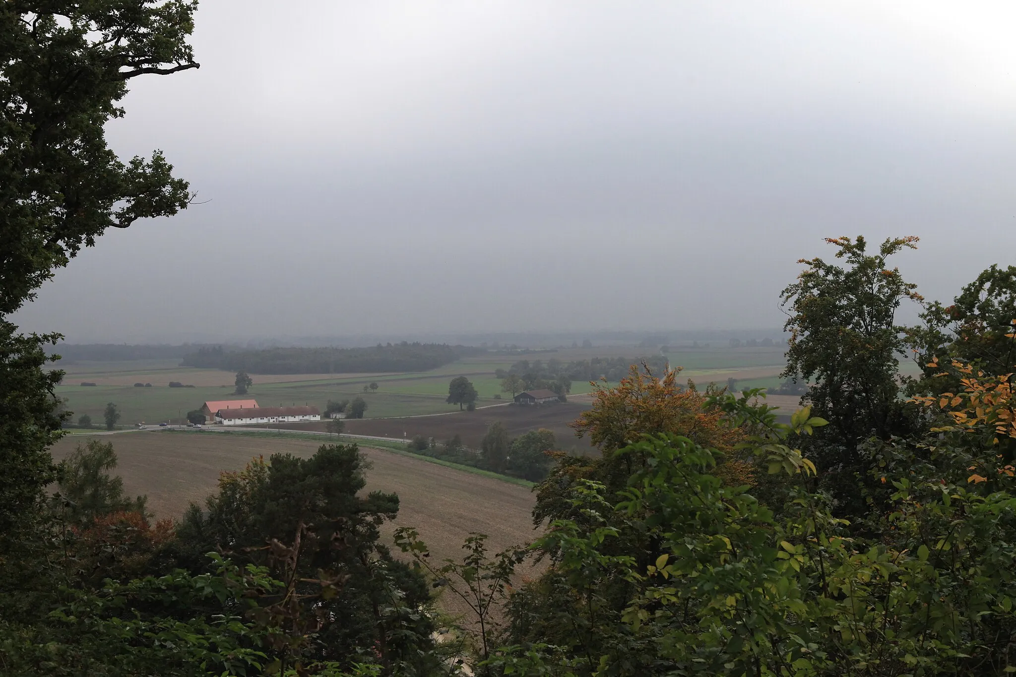 Photo showing: Schloss Scherneck, Dreiflügelanlage, im Kern um 1700; Hauptgebäude, zweigeschossiger Westtrakt mit Satteldach, geschweiftem Giebel und gusseisernem Balkon, 1844/45; Schlosskirche St. Georg, 1702–08, in Osttrakt einbezogen; Verwalterhaus, ehemaliges Amtshaus, erdgeschossiger Satteldachbau mit dreifach unterteiltem Schweifgiebel, Anfang 18. Jahrhundert; zugehörige Scheune, mit Halbwalmdach, 1872; Ökonomiebauten, zweigeschossige Bauten mit Halbwalm- bzw. Satteldach, im Kern um 1700; Torbau mit Turm; Mauerzug mit Gewölben; Pumpenhaus, sog. Wasserhaus, erdgeschossiger Bau mit Schopfwalmdach, 18. Jahrhundert; unterhalb des Schlossberges.