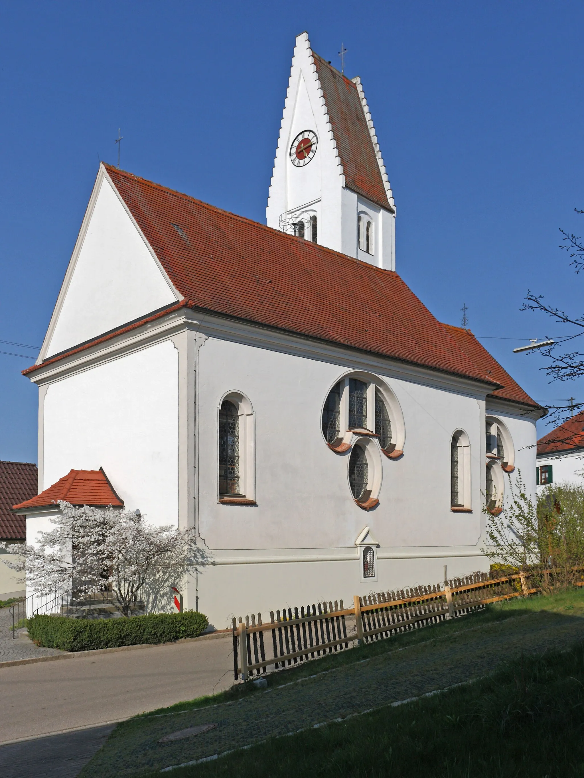 Photo showing: Kath. Filialkirche Sankt Leonhard in Schönebach; Südwestansicht