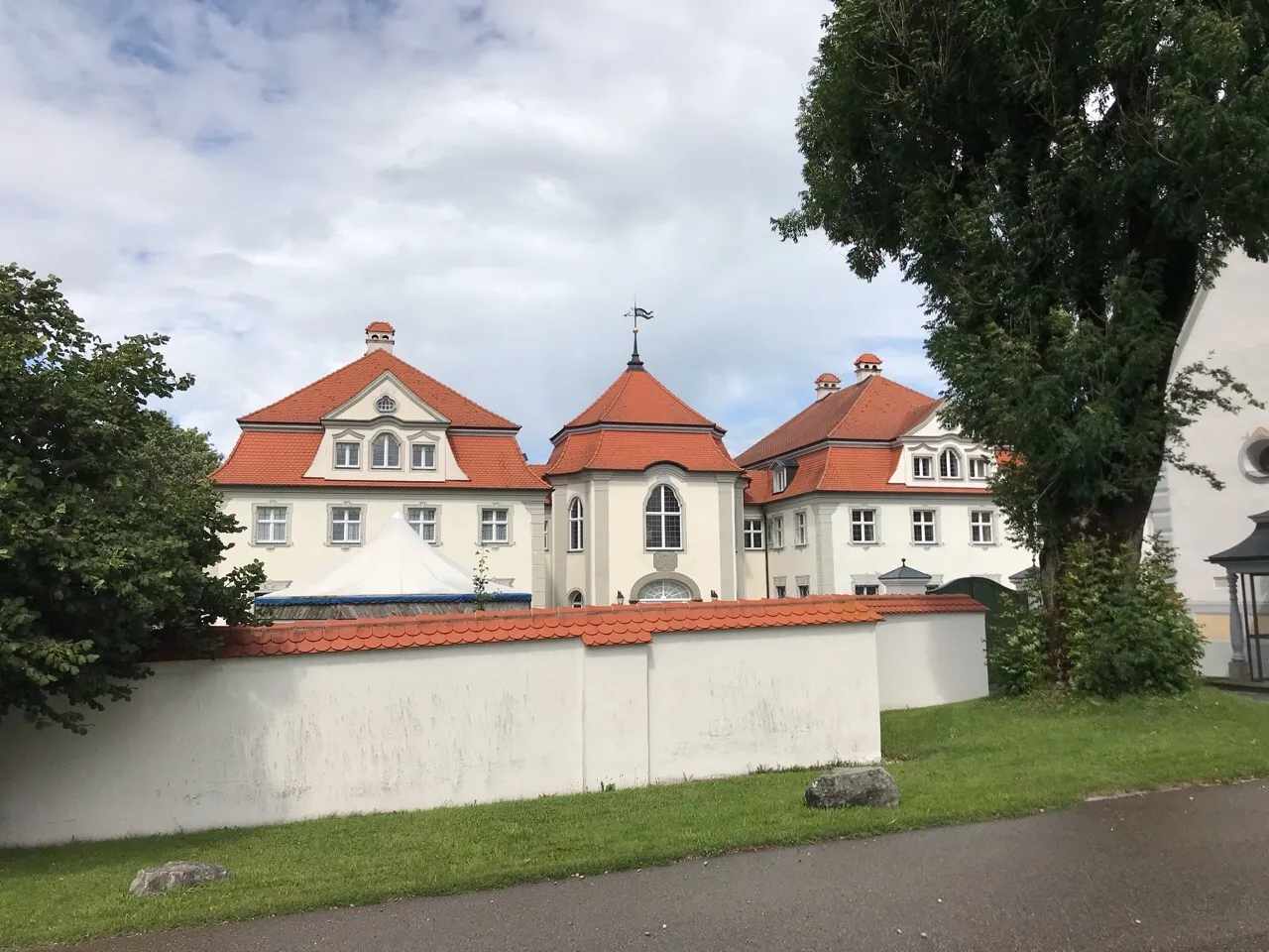 Photo showing: Das ehemalige fürstbischöfliche Jagdschloss ist im Besitz der Famile Waldburg-Zeil.