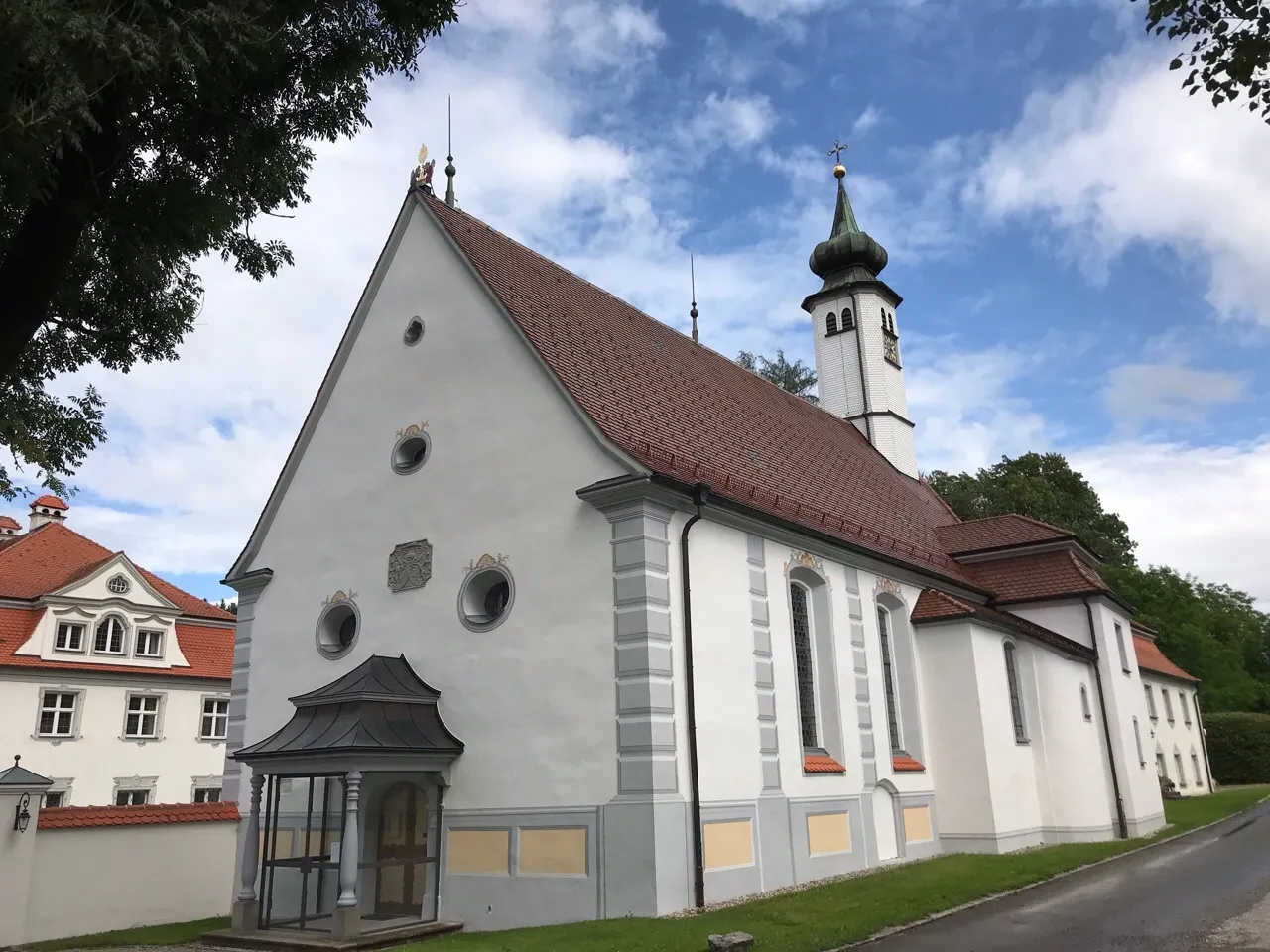 Photo showing: Die Schlosskapelle St. Leonhard gehört zum Schloss Rimpach. Erbaut wurde diese Kapelle unter Franz Carl Eusebius von Waldburg-Trauchburg ab 1754.