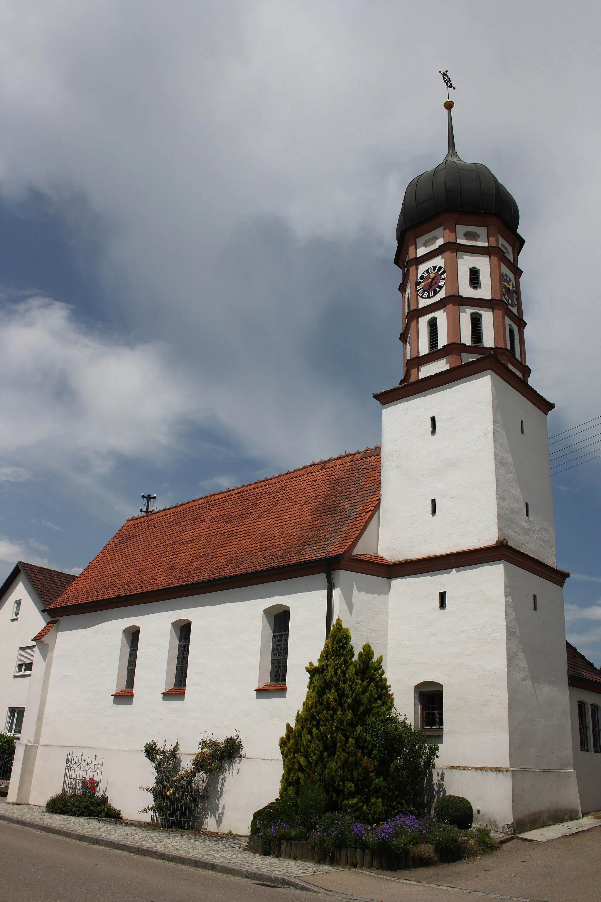 Photo showing: Katholische Filialkirche St. Leonhard in Roßhaupten, einem Ortsteil von Röfingen im Landkreis Günzburg (Bayern), im Kern gotisch, 1680 erweitert