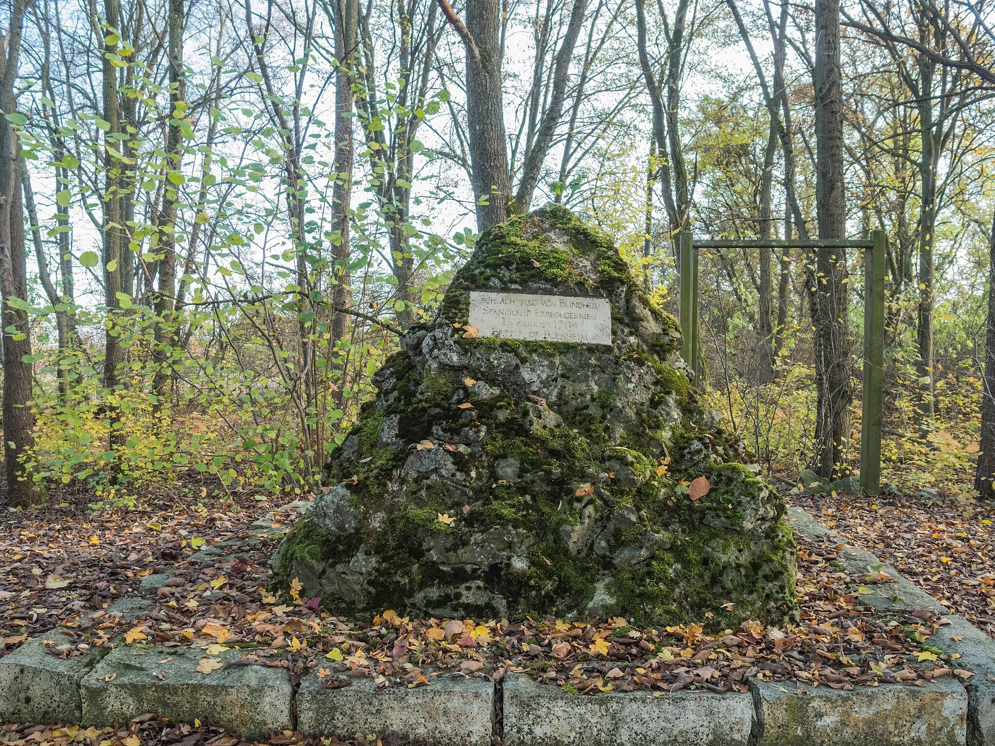 Photo showing: Denkmal zum Gedenken an die Schlacht bei Höchstadt von 1704 (Battle of Blenheim), von Norden.  Baudenkmal D-7-73-119-15