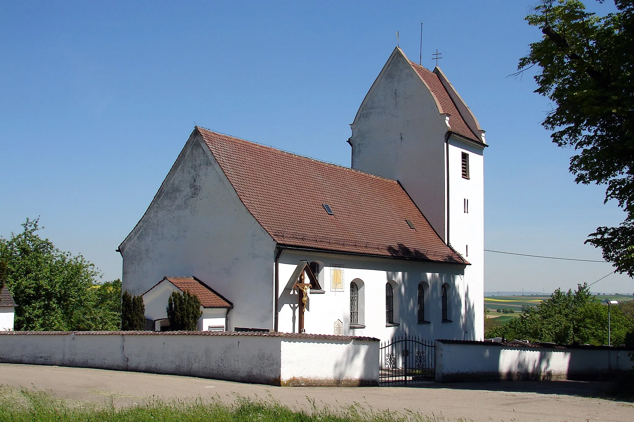 Photo showing: Die Pfarrkirche zum Heiligen Kreuz, benannt nach einer dort aufbewahrten Kreuzreliquie, war einst ein Wallfahrtsort und ist der Diözese Eichstätt zugeordnet.