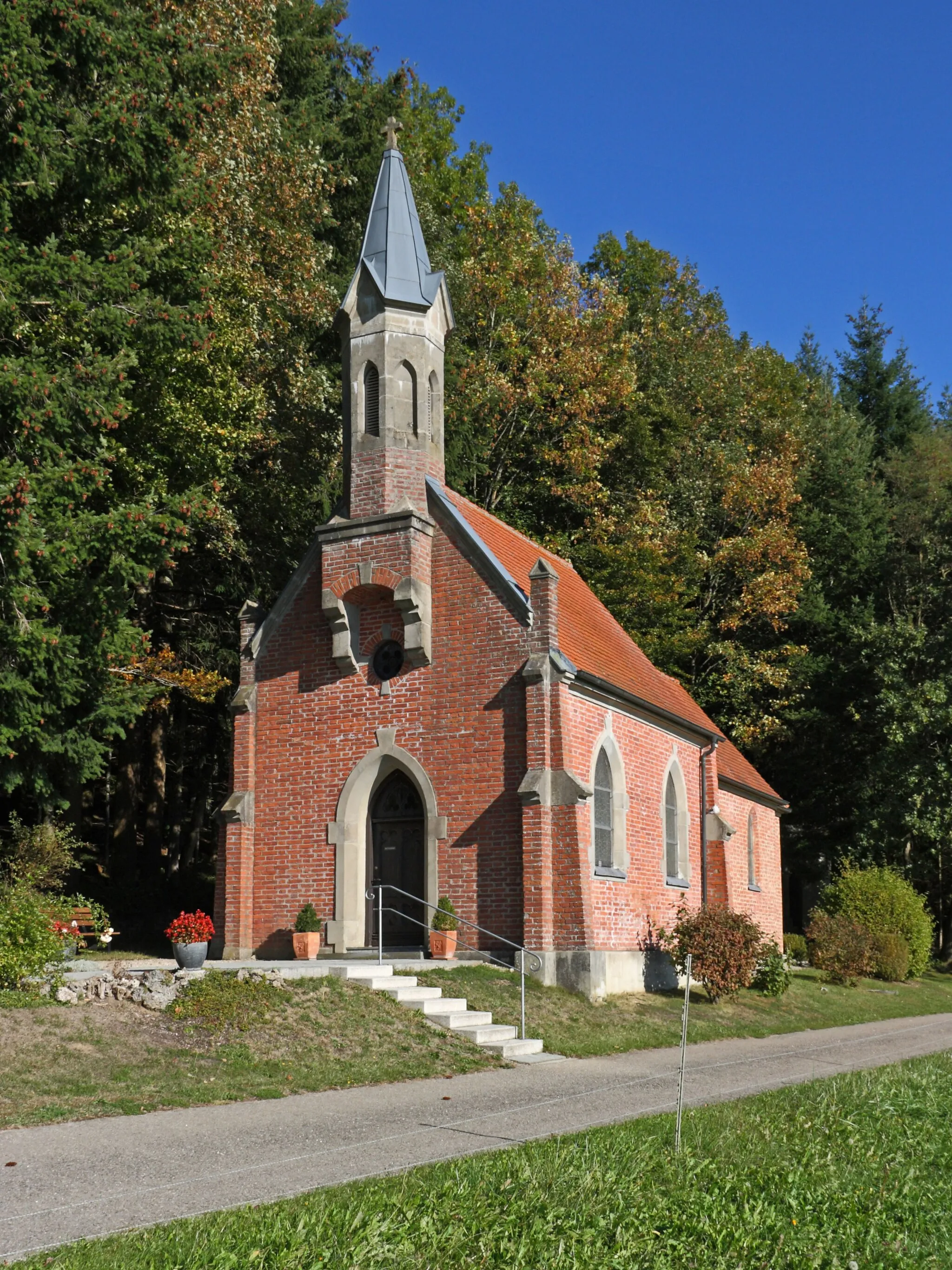 Photo showing: Oberwaldbach, Gemeinde Burtenbach;  Lourdeskapelle von 1886, erweitert 1907. Ansicht von Südwesten