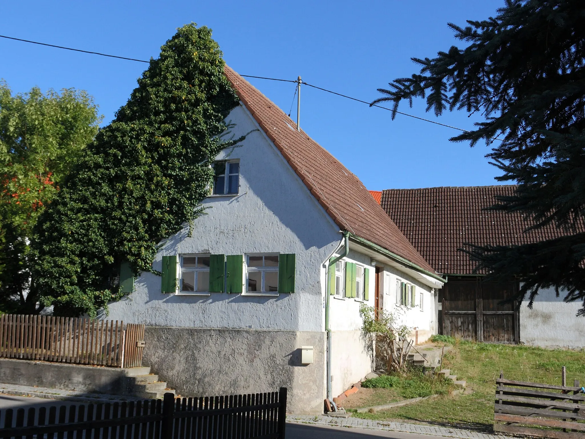 Photo showing: Oberwaldbach, Gemeinde Burtenbach, Lichtenaustraße 6; eingeschossiges Bauernhaus aus frühem 19. Jh.