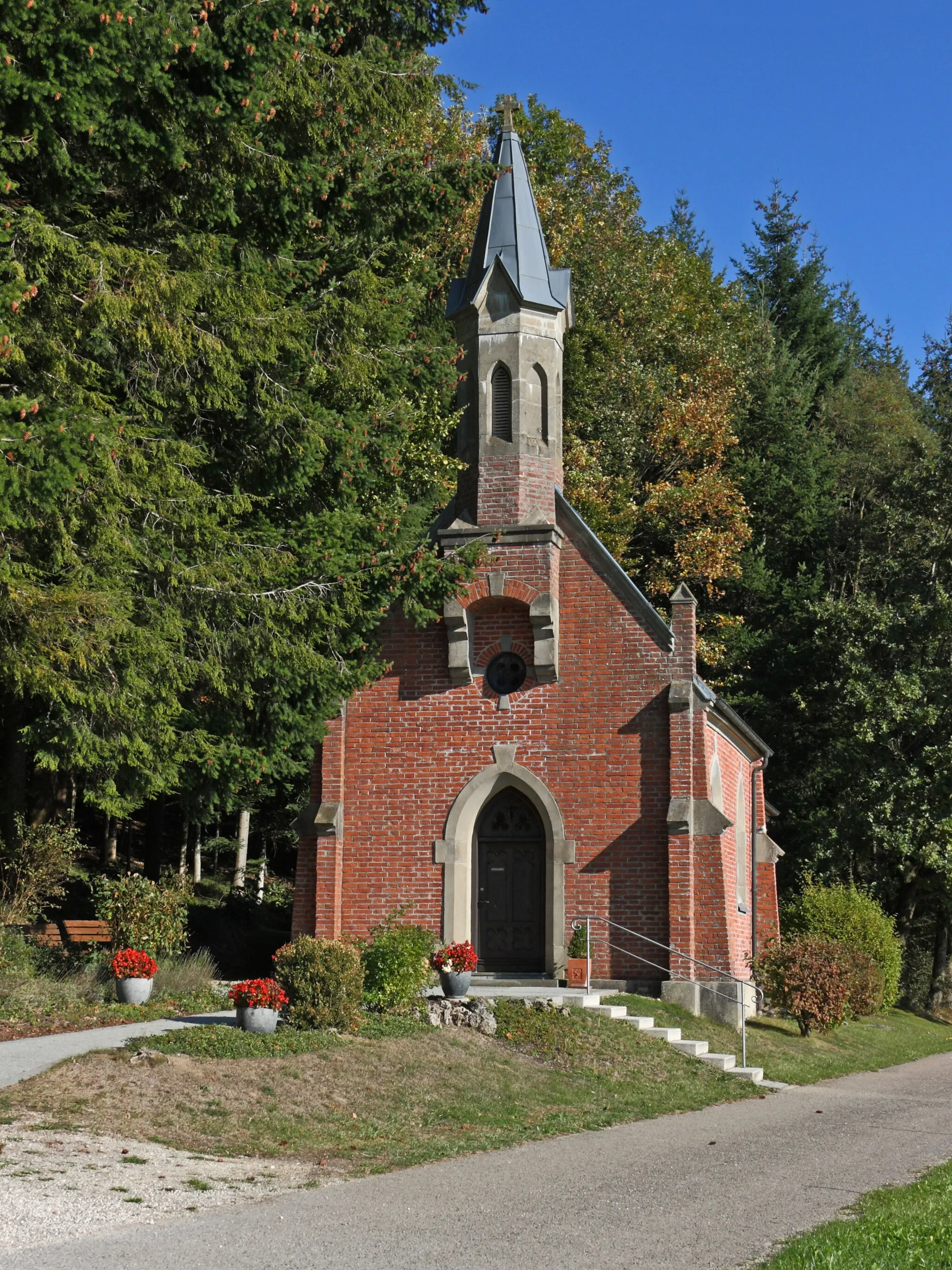 Photo showing: Oberwaldbach, Gemeinde Burtenbach; Lourdeskapelle von 1886, erweitert 1907. Ansicht von Westen