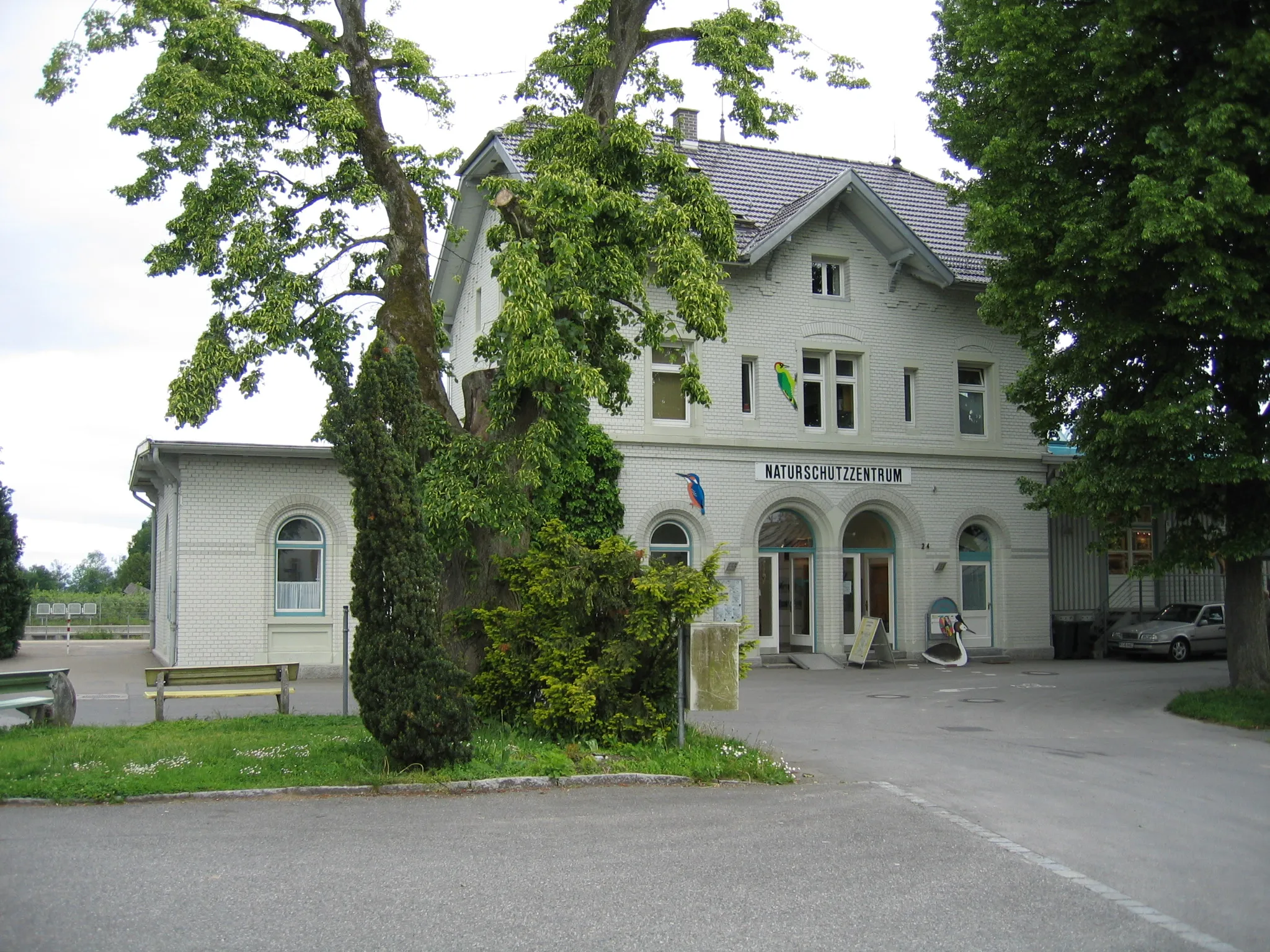 Photo showing: Ehemaliges Bahnhofsgeäude in Eriskirch; heutige Nutzung durch die 1992 gegründete gemeinnützige Stiftung "Naturschutzzentrum Eriskirch".