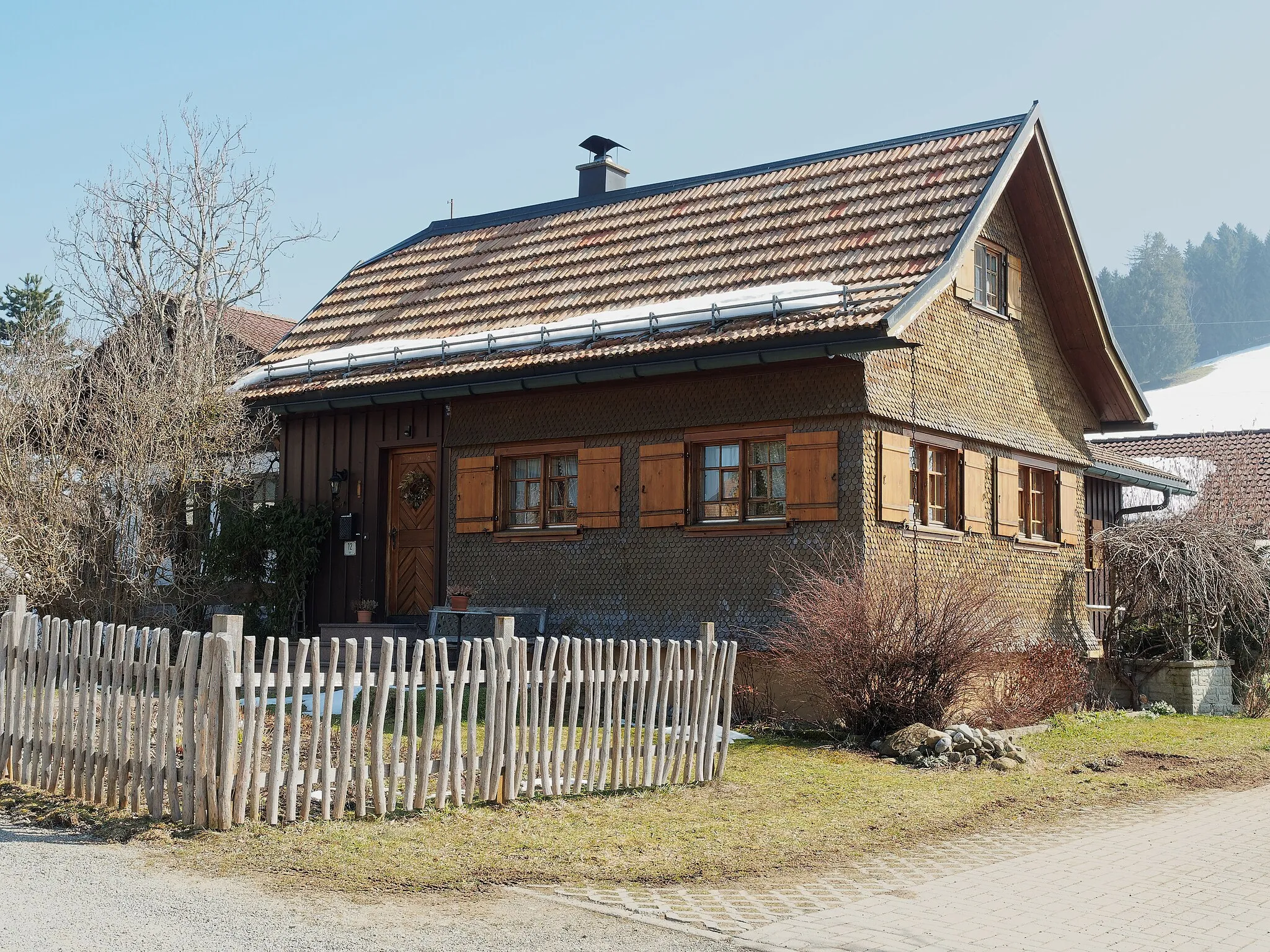 Photo showing: Eingeschossiges Wohnhaus mit Satteldach, Oberstaufen Zell Nr. 12, Baudenkmal