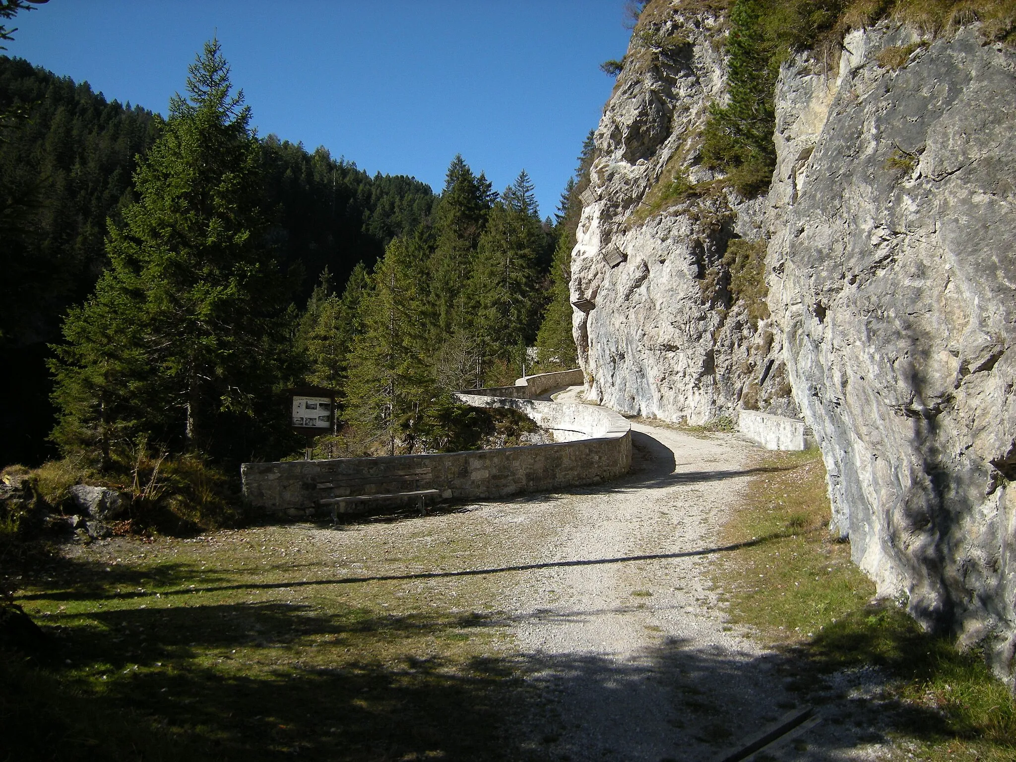 Photo showing: Alter Gaichtpaß der Felswand entlang Richtung Gaicht. Alte Steinbogenbrücke.