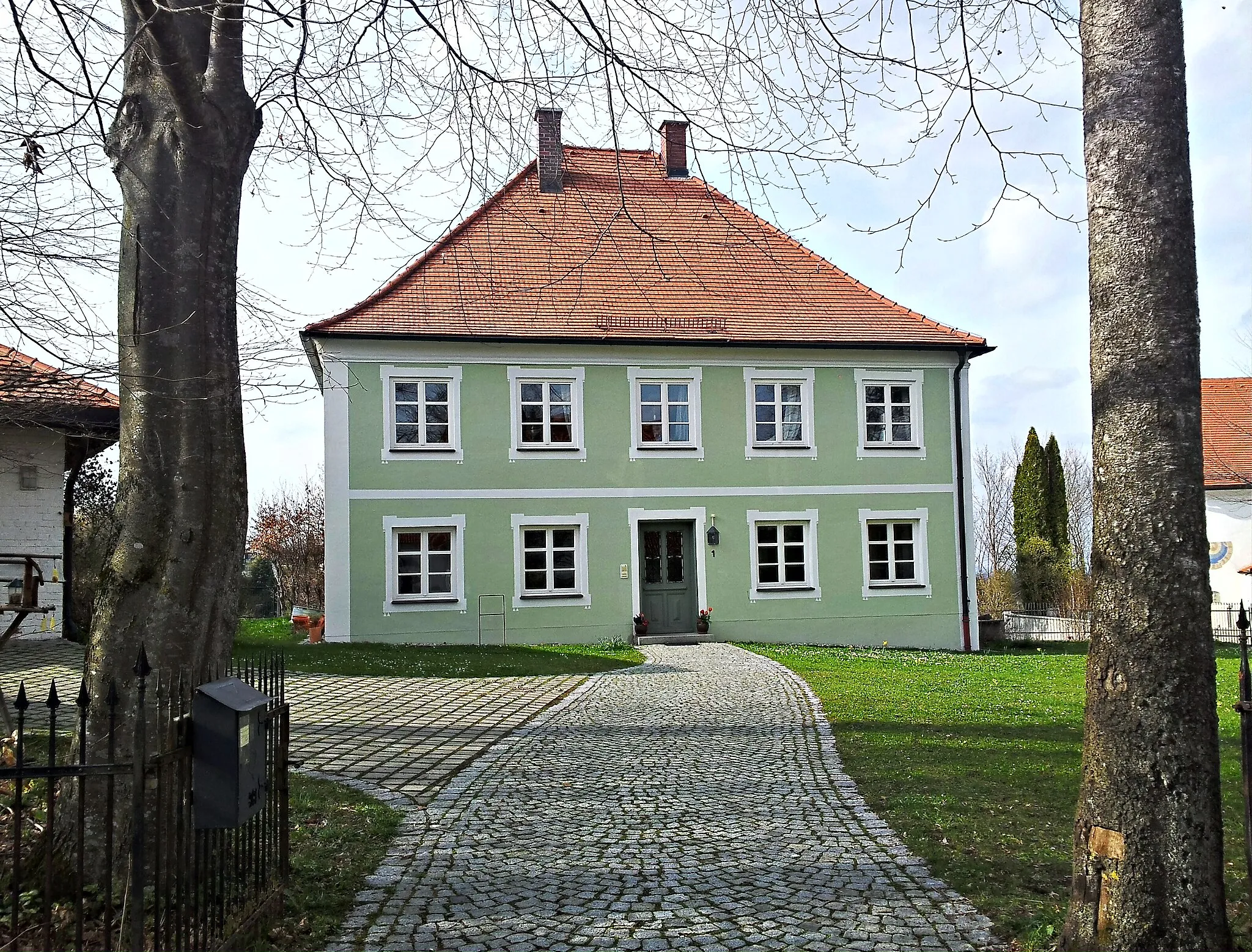 Photo showing: Stefanstal 1, Kleinkemnat (Kaufbeuren)
Pfarrhaus, Walmdachbau, 1803

D-7-62-000-230