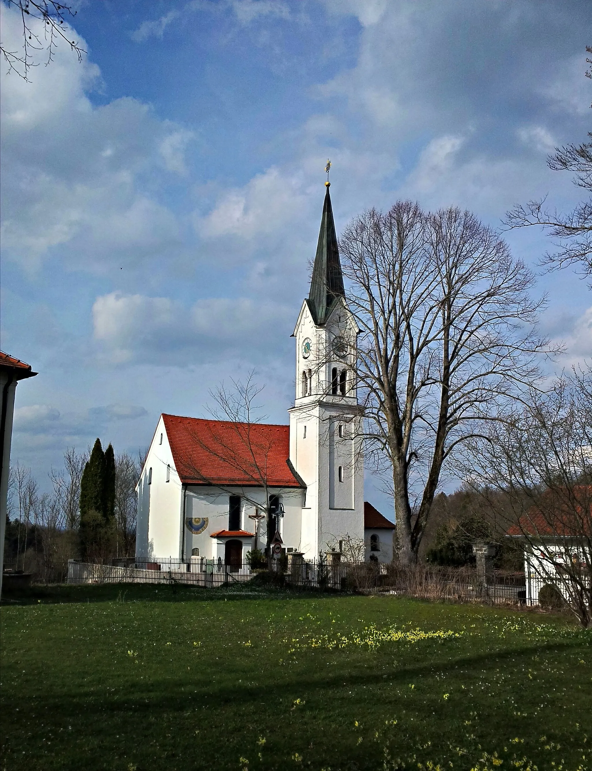Photo showing: Stefanstal 8, Kleinkemnat (Kaufbeuren)
Filialkirche St. Stephan 	
Chor 15. Jh., Langhaus und Sakristei 1726, Turm 1883; mit Ausstattung.

D-7-62-000-229
