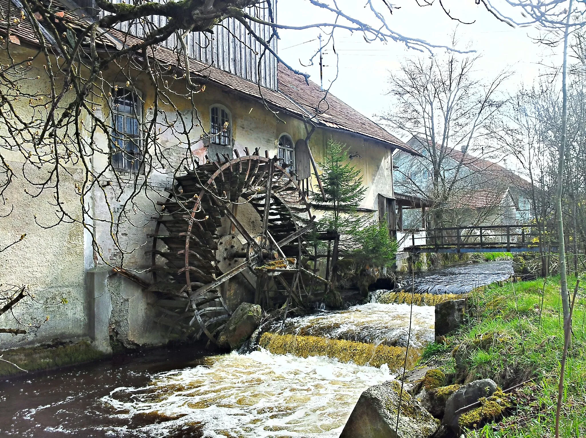 Photo showing: Ruderatshofen, Betriebsgebäude und Mühlrad an der Bürgermeister-Andreas-Müller-Straße 11

D-7-77-167-14