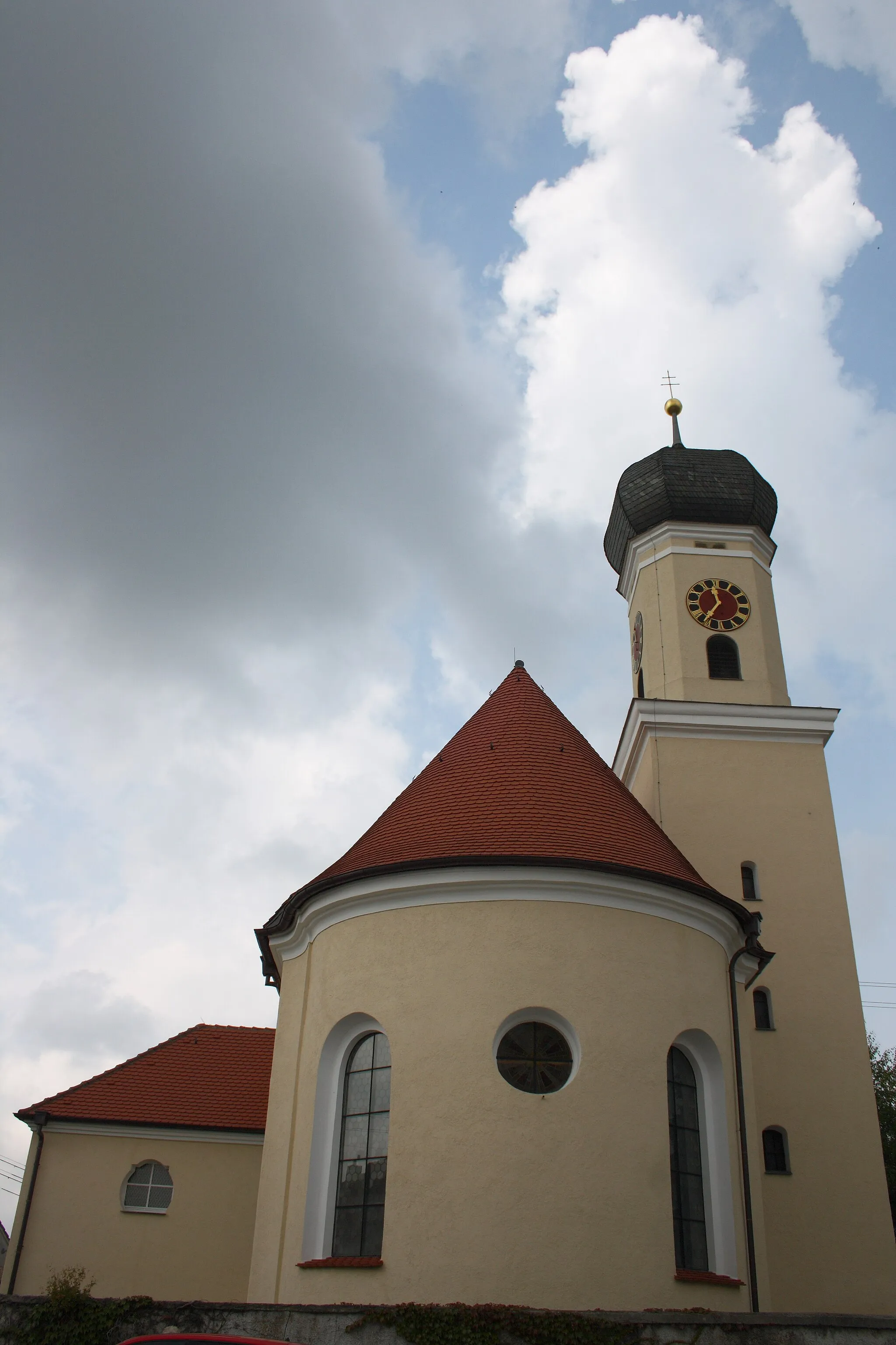 Photo showing: Katholische Pfarrkirche St. Martinus in Eglingen, einem Ortsteil von Dischingen im Landkreis Heidenheim (Baden-Württemberg), Apsis mit Glockenturm