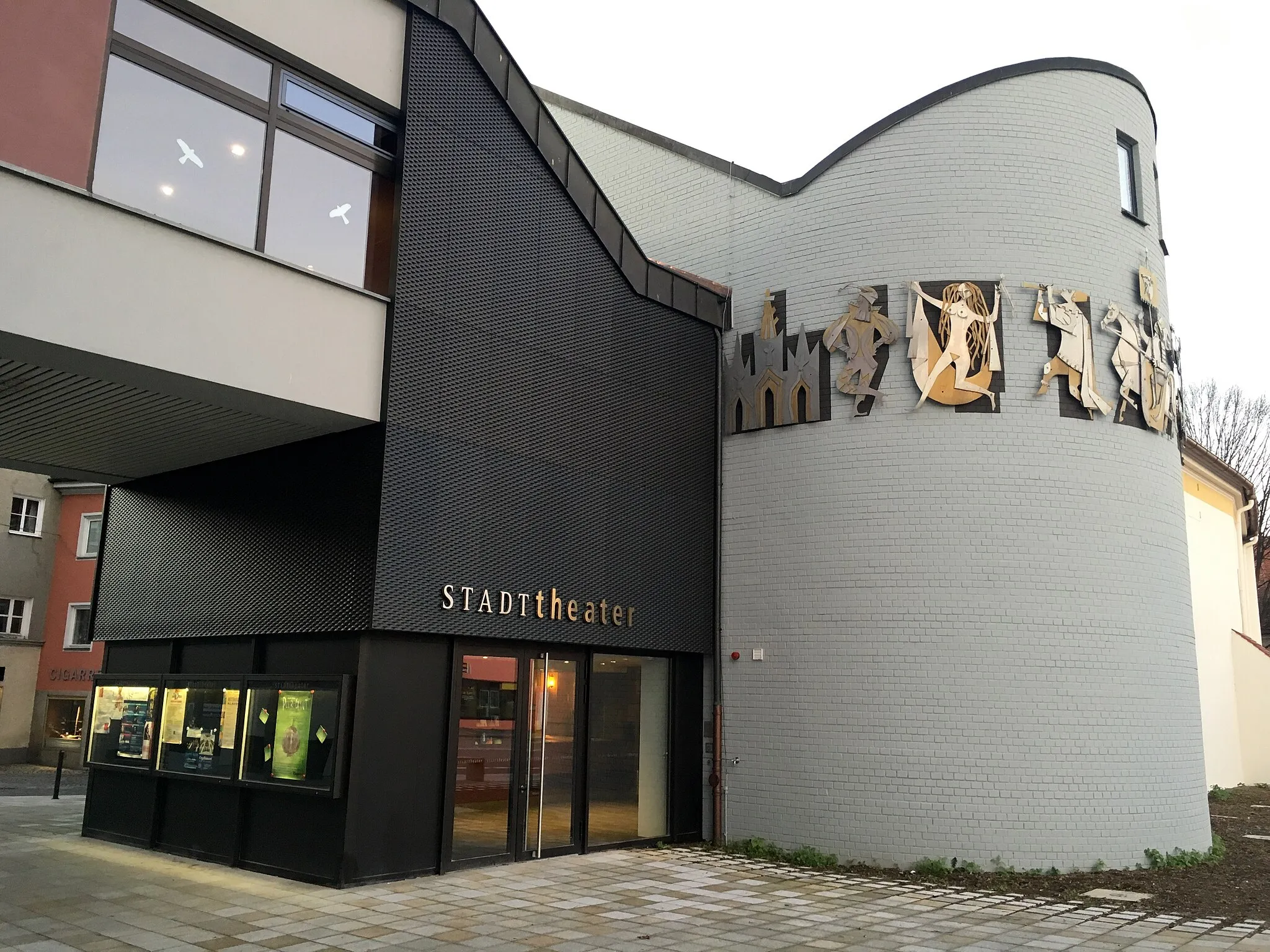 Photo showing: Der Haupteingang des Stadttheaters nach der Renovierung 2015.