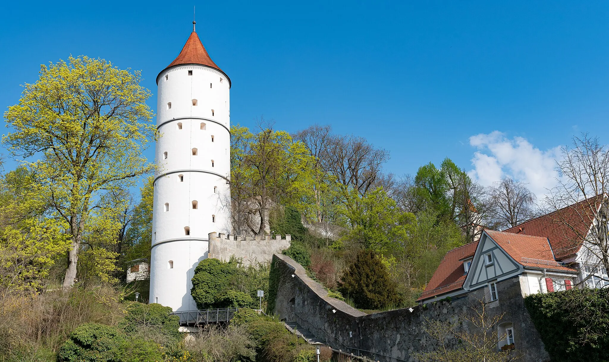 Photo showing: Weißer Turm mit Teilen der Stadtmauer von Biberach an der Riß, Deutschland