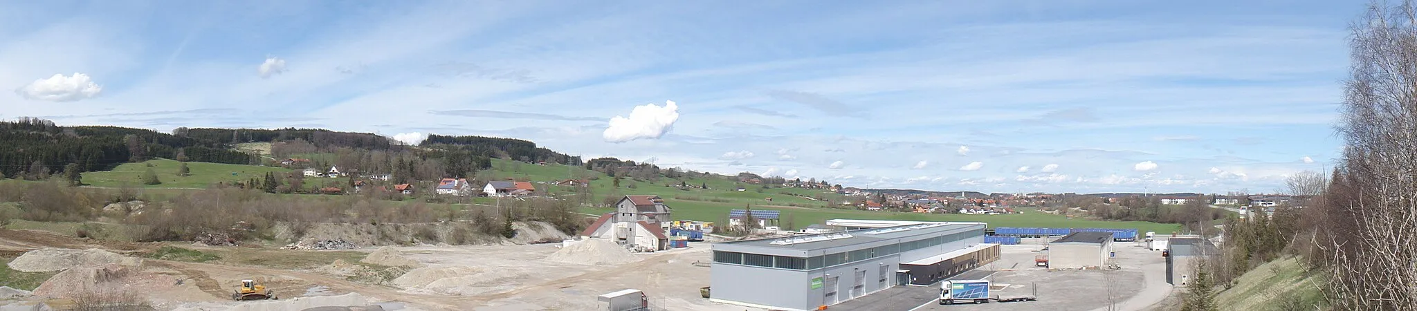 Photo showing: Märzisried (links) und Oberbeuren (rechts), aufgenommen oberhalb des ehemaligen Kieswerks der 2002 insolventen Baufirma Nocker.