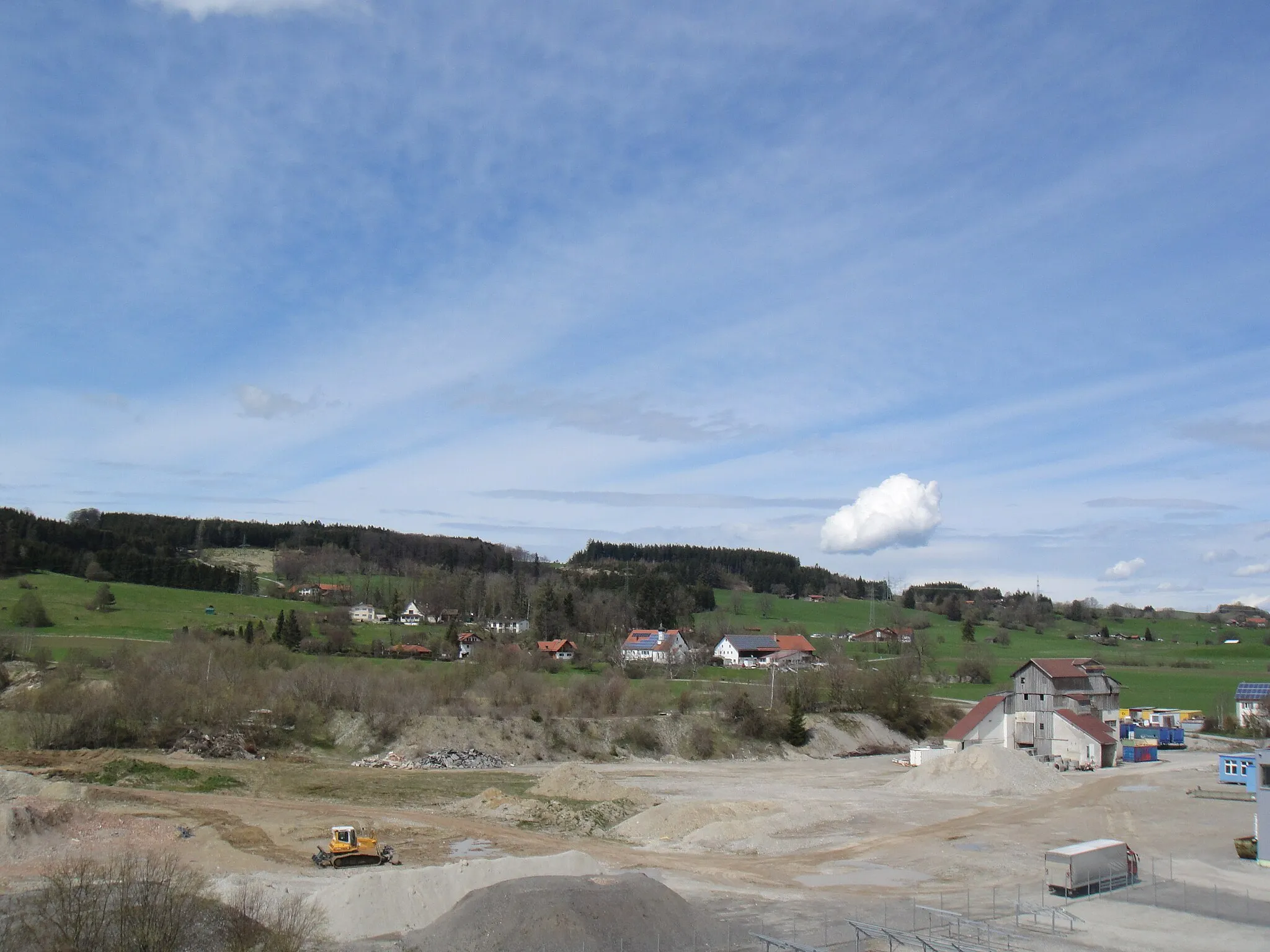 Photo showing: Kieswerk an der südwestlichen Stadtgrenze von Kaufbeuren mit Blick auf Märzisried mit der Kapelle St. Agatha. Im Vordergrund das ehemalige Kieswerk der 2002 insolventen Baufirma Nocker, welches sich noch auf Kaufbeurer Flur befindet.