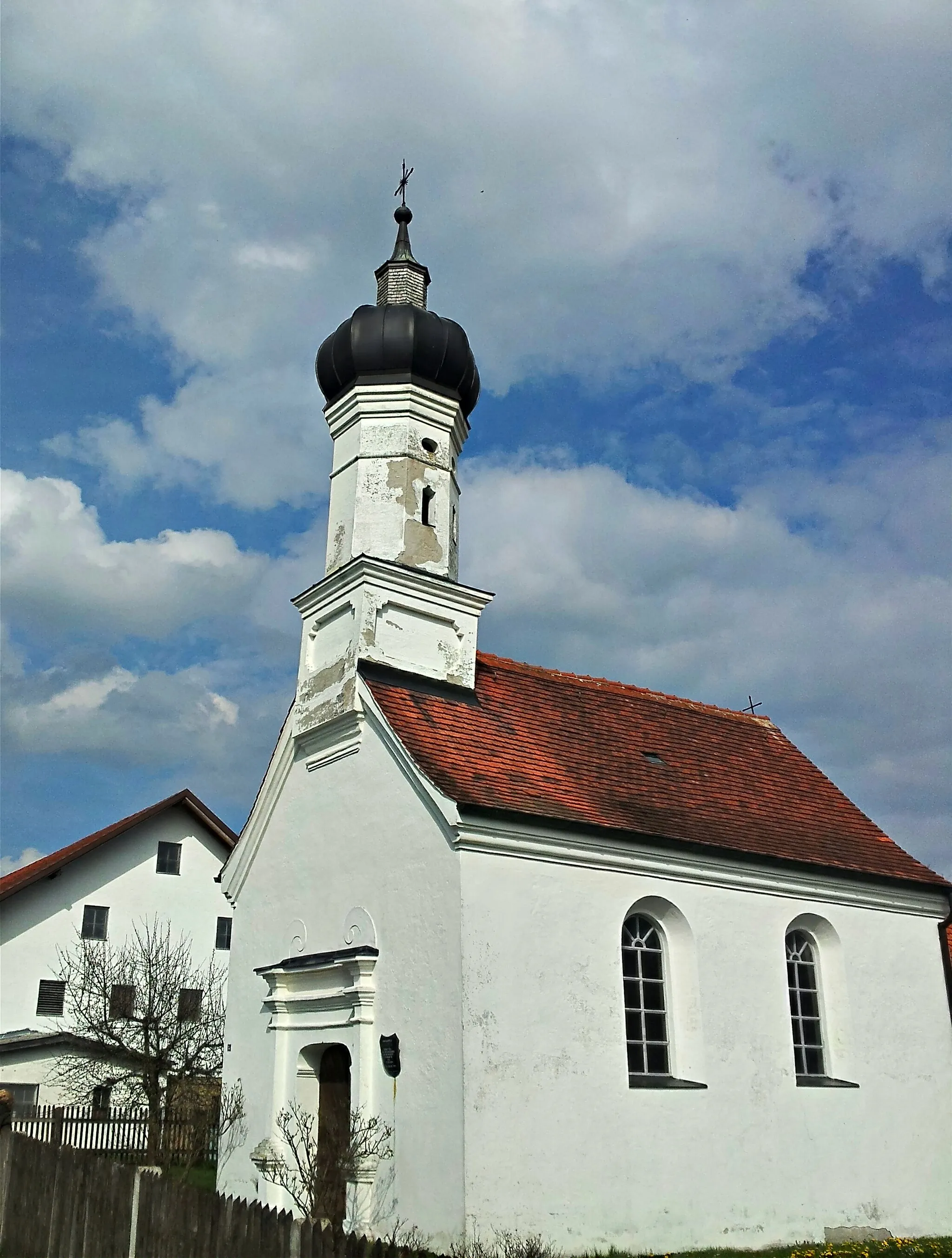 Photo showing: Märzisried (Kaufbeuren)
Kath. Kapelle St. Agatha. 1703 neu erbaut; mit Ausstattung.

D-7-62-000-232
