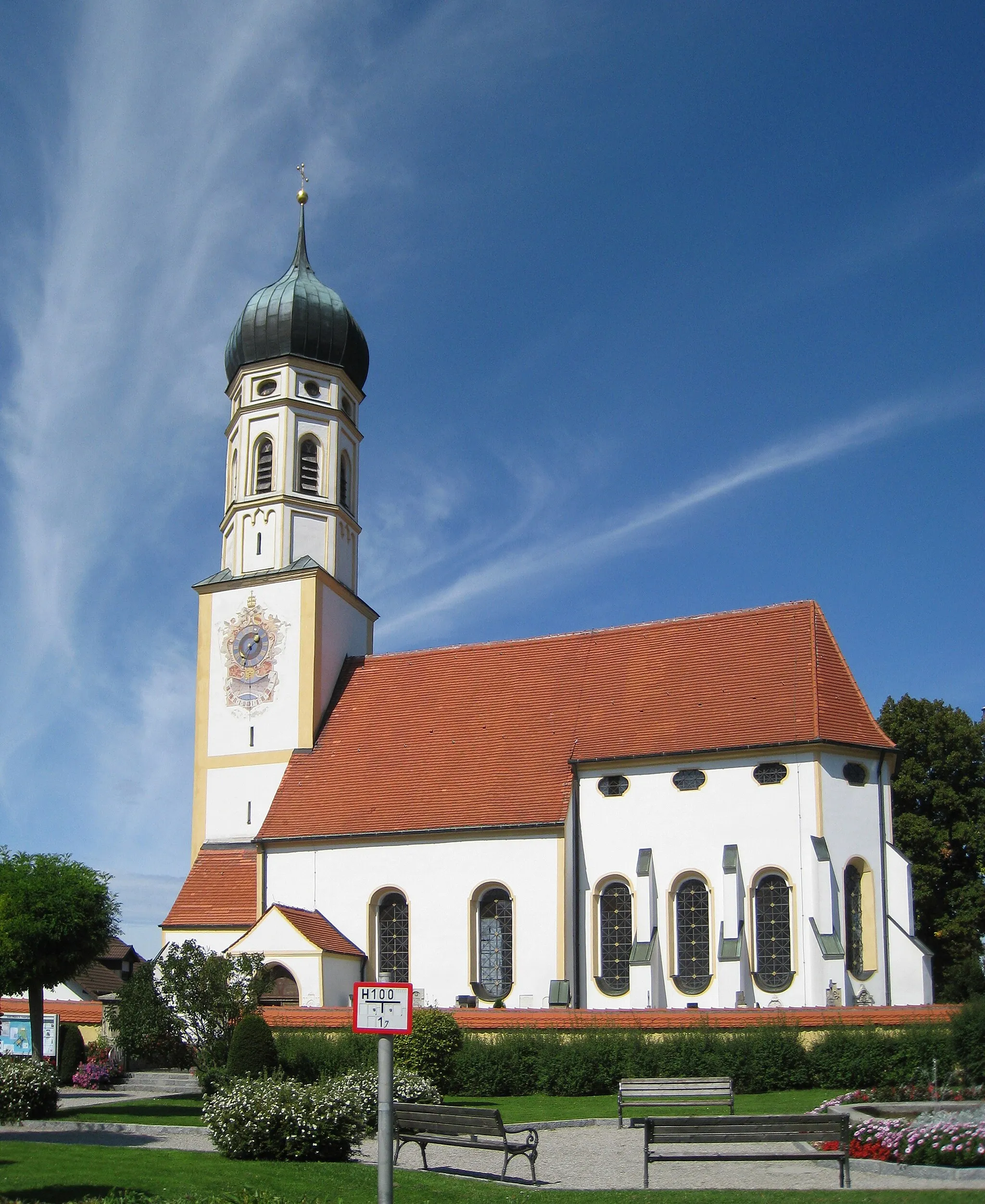 Photo showing: Kirche Sankt Peter und Paul in Oberalting (Seefeld) am Ammersee. Sie liegt direkt am Marienplatz.