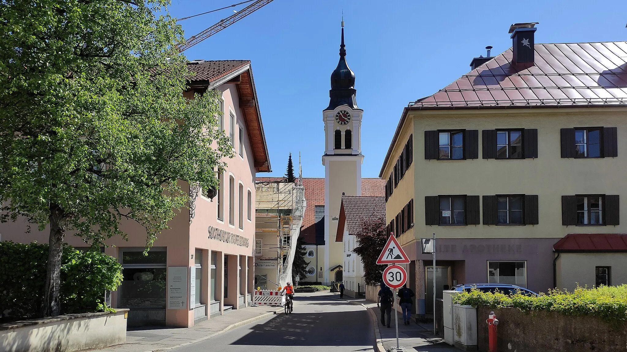 Photo showing: Katholische Stadtpfarrkirche St. Michael, Saalbau mit leicht eingezogenem Chor und nördlichem Turm mit geschwungener Haube, nach 1449, Erweiterung 1488, Umgestaltung durch Hans Weißkopf 1695 und durch Franz Kappeler 1738–42, Wiederaufbau durch Thomas Wechs 1948 und Vorzeichen 1955; mit Ausstattung.