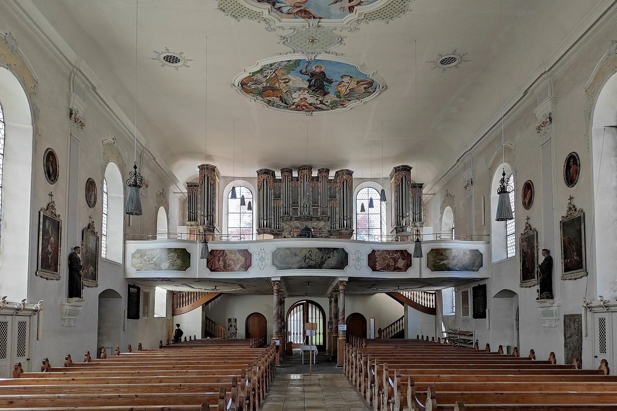 Photo showing: Katholische Stadtpfarrkirche St. Michael, Saalbau mit leicht eingezogenem Chor und nördlichem Turm mit geschwungener Haube, nach 1449, Erweiterung 1488, Umgestaltung durch Hans Weißkopf 1695 und durch Franz Kappeler 1738–42, Wiederaufbau durch Thomas Wechs 1948 und Vorzeichen 1955; mit Ausstattung.