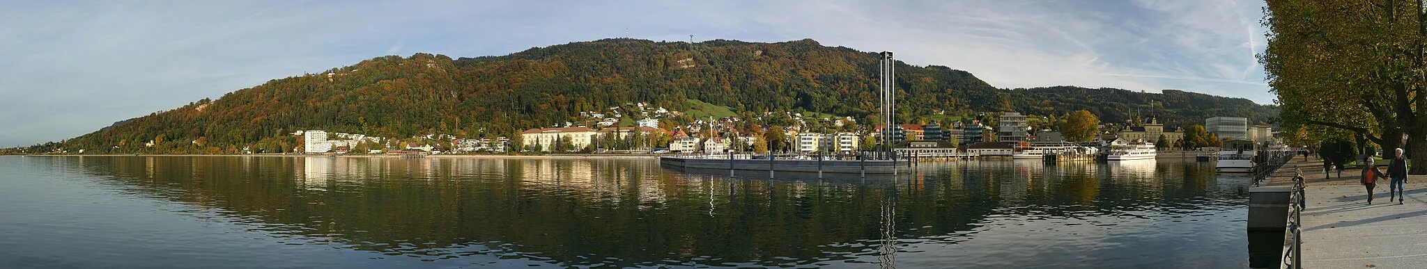 Photo showing: Panorama von der Bregenzer Hafenmole auf links die Klause, den Haggen, den Sender, den Pfänder 1.064m, den Hafen und der Skyline. Rechs der Kubus des KUB (Kunsthaus Bregenz).