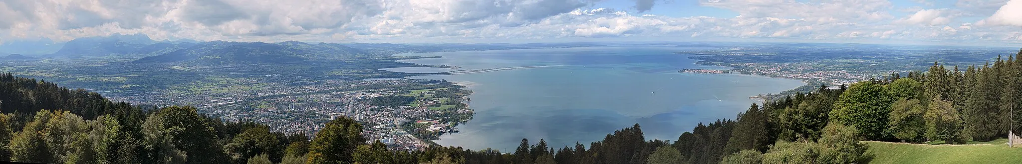 Photo showing: Das Foto zeigt den Blick vom Pfänder auf Bregenz, das Appenzellerland, den Westlichen Bodensee und den Landkreis und Stadt Lindau.