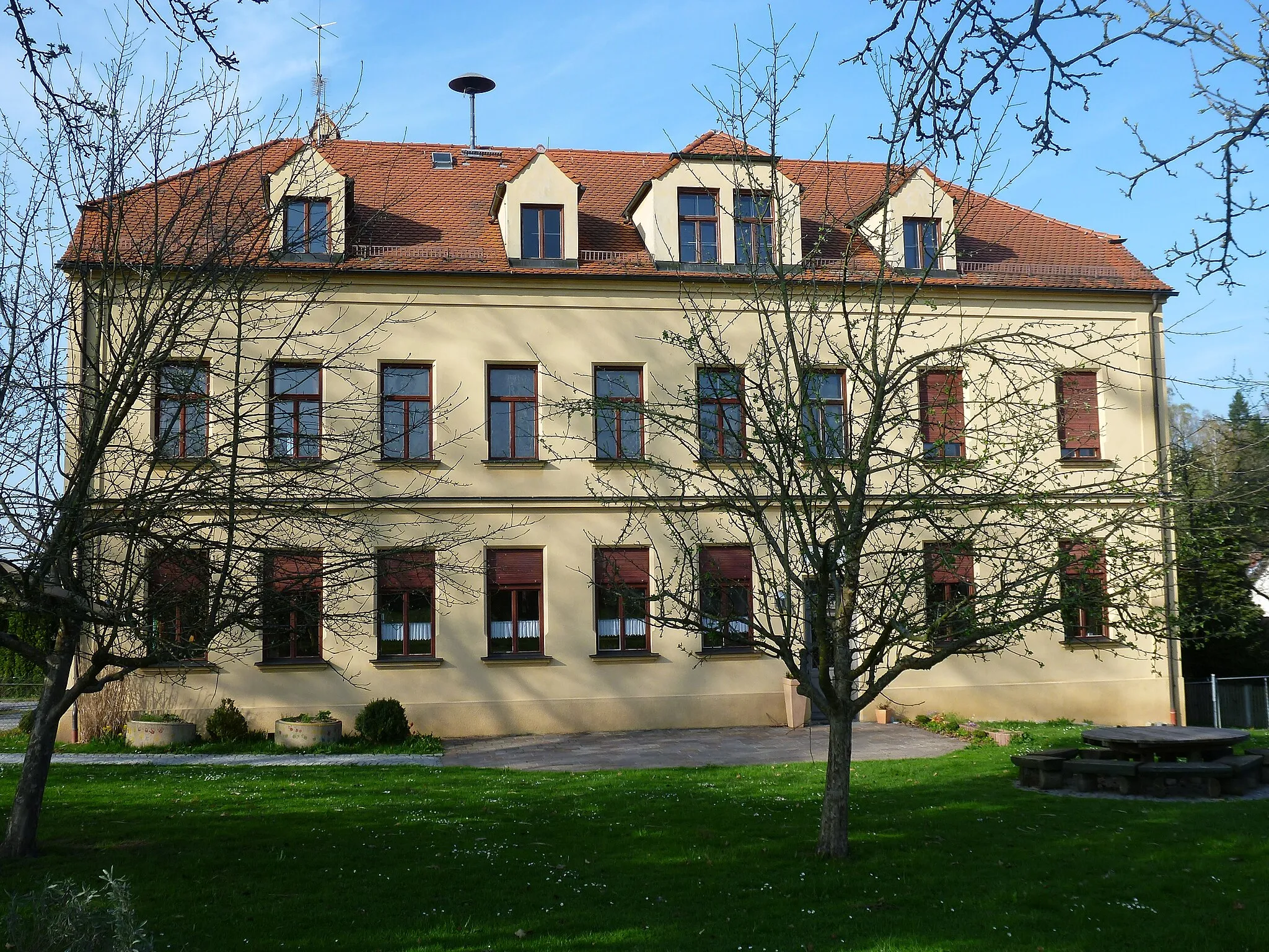 Photo showing: ehem. Mädchenschule, großer Bau mit Schopfwalmdach und Ecklisenen, bez. 1903; im Obergeschoss Hauskapelle mit Ausstattung in neuromanischem Stil.