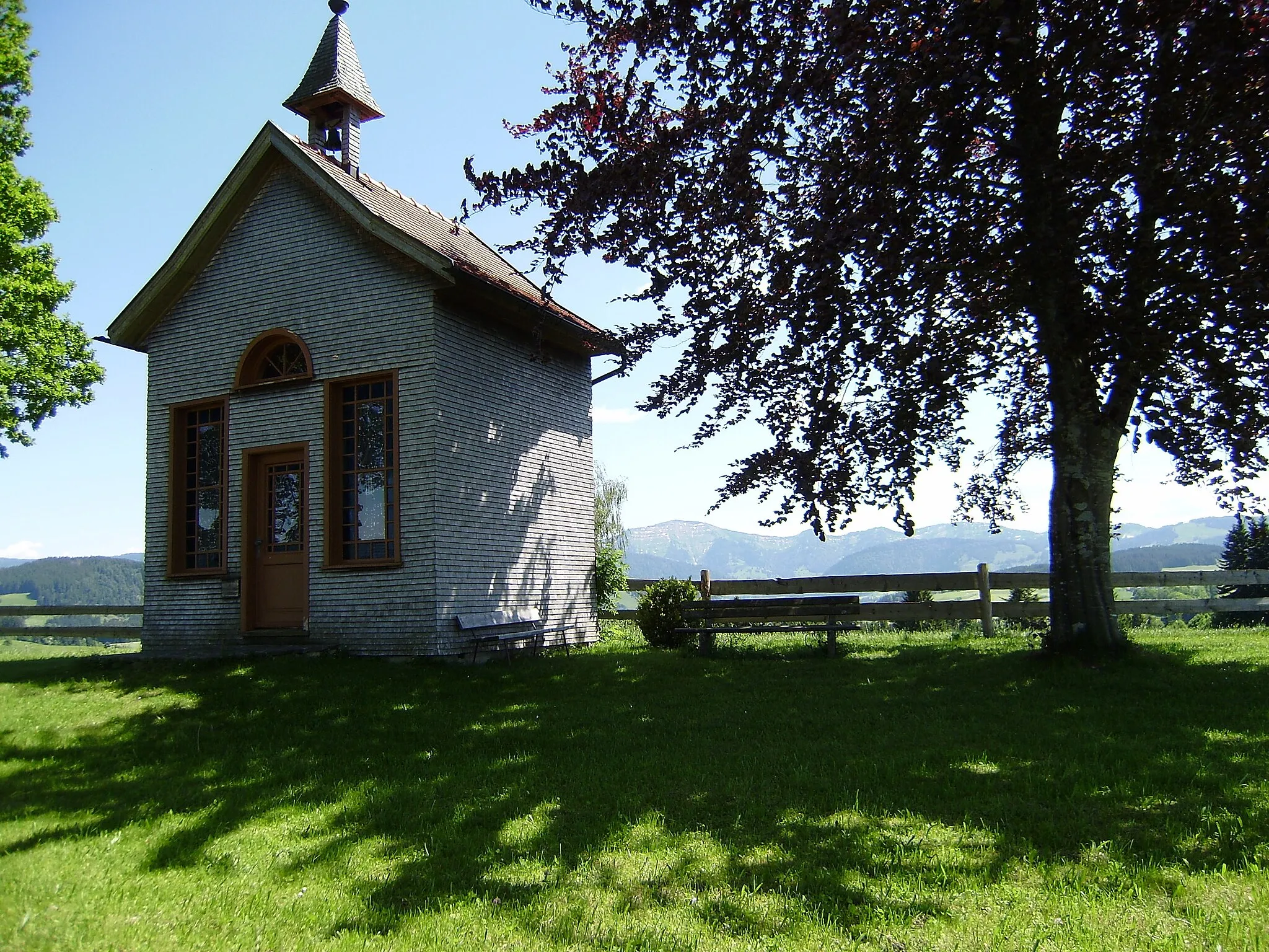 Photo showing: Stiefenhofen Pestkapelle, von NW, Hgr Nagelfluhkette