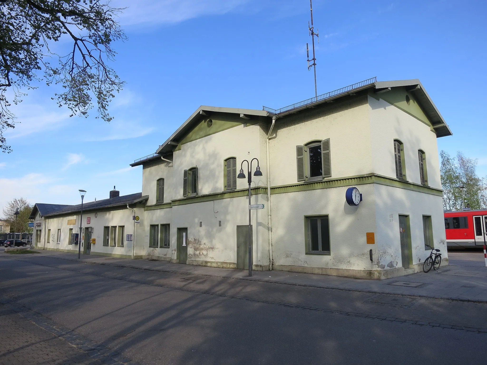 Photo showing: Empfangsgebäude des Bahnhofs Bobingen von der Straßenseite