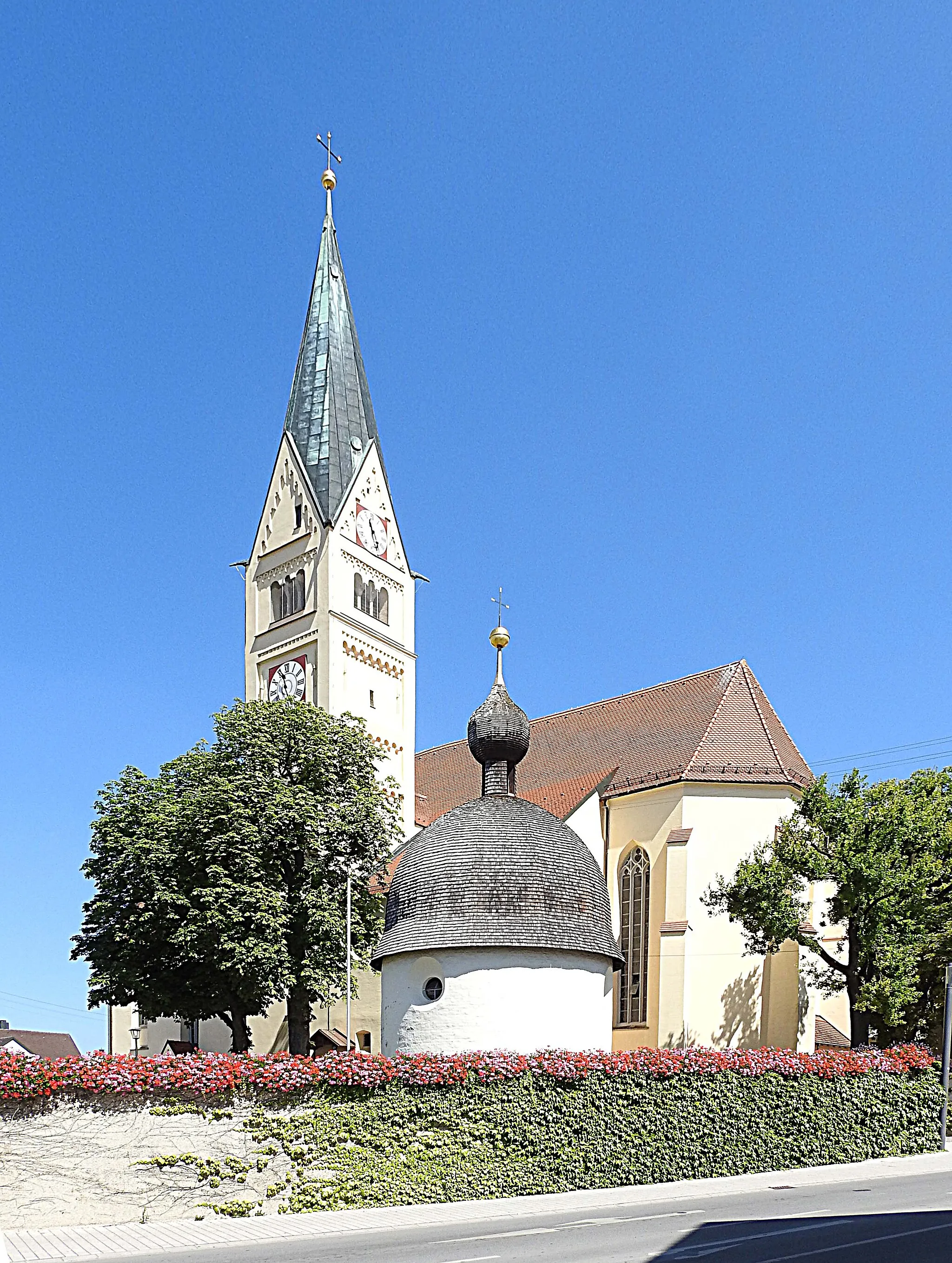 Photo showing: Stadtpfarrkirche St. Felizitas und Friedenskapelle in Bobingen