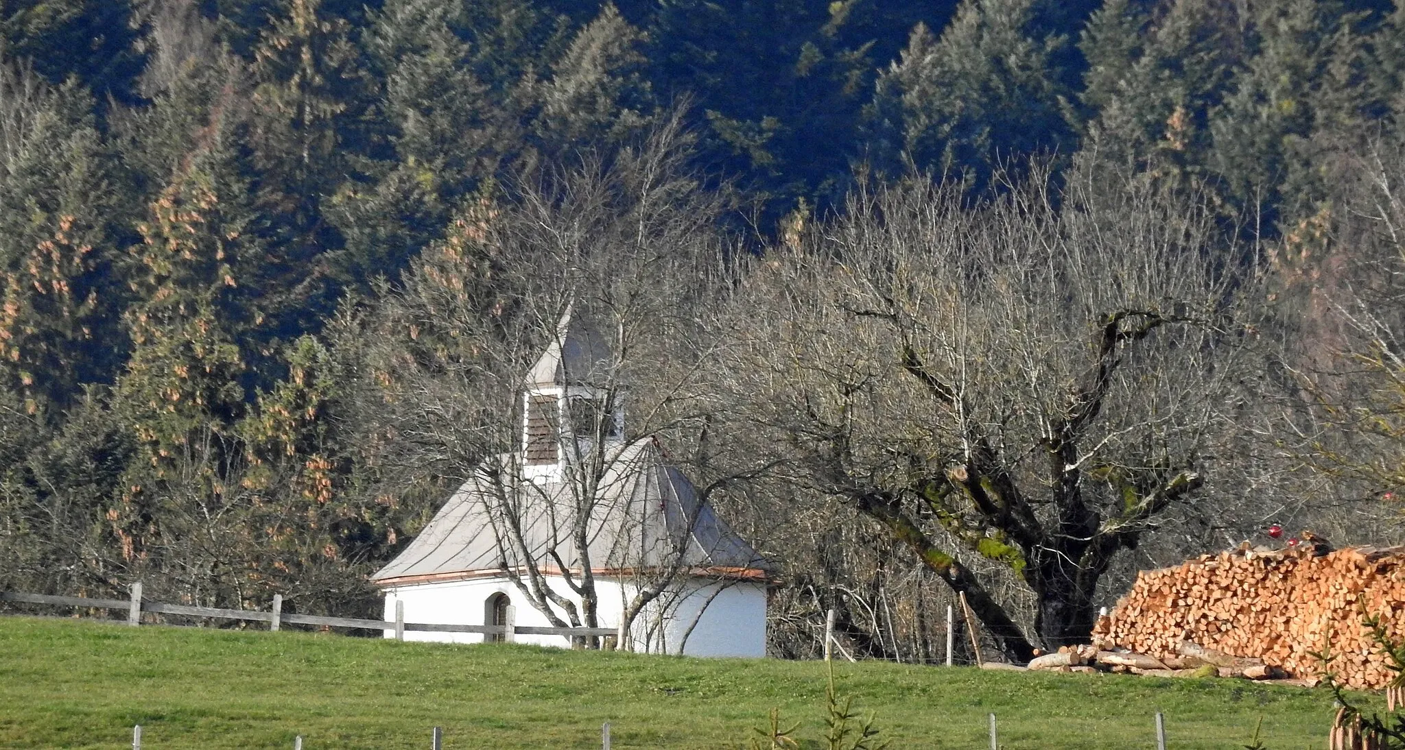 Photo showing: Blick von Eyenbach zur Kapelle Siebers, Weiler-Simmerberg