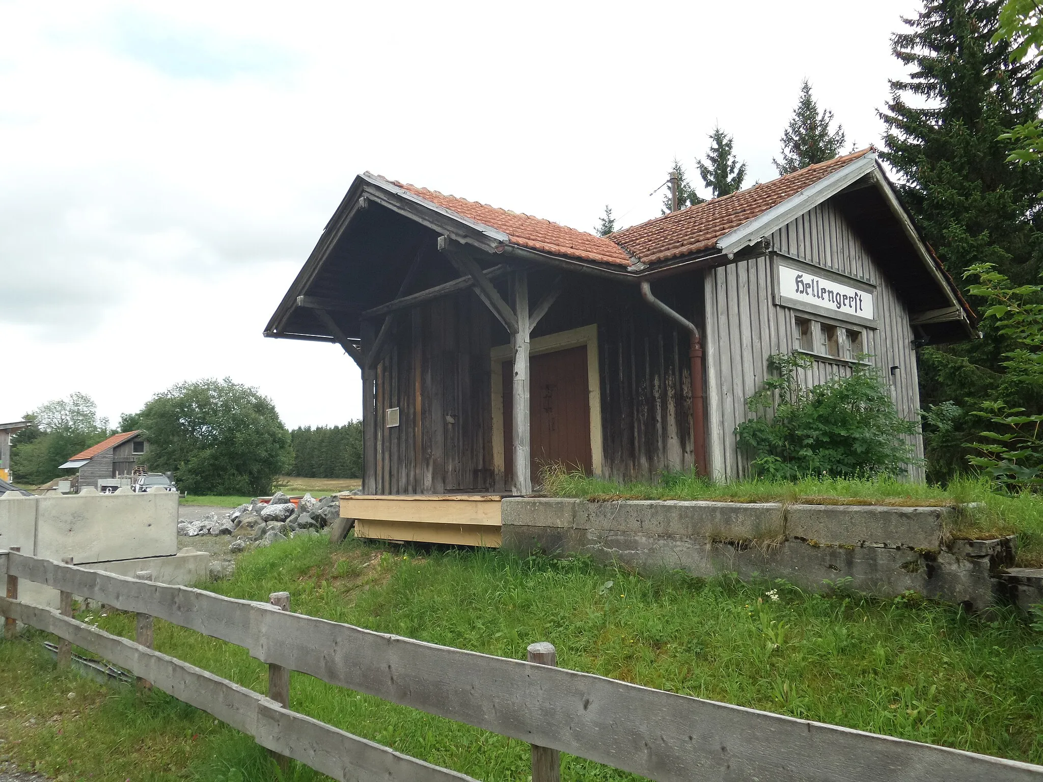 Photo showing: Ehemaliger Bahnhof Hellengerst an der ehemaligen Bahnstrecke Kempten–Isny