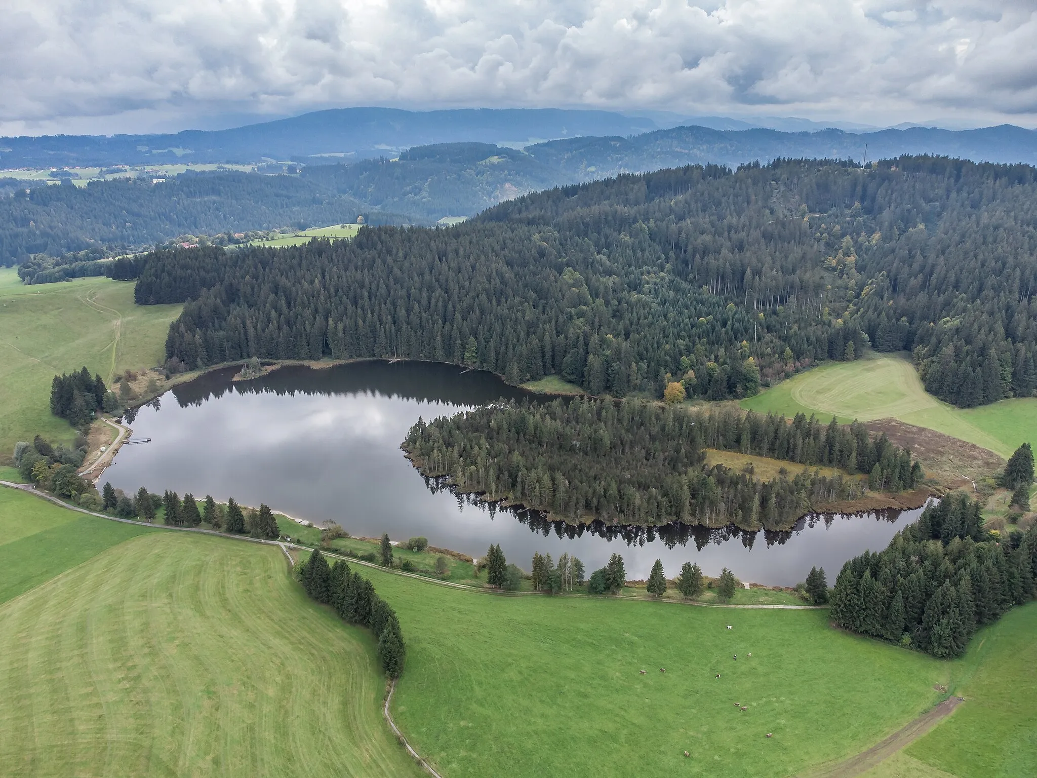 Photo showing: Eschacher Weiher, a lake near Kempten, Bavaria, South Germany, seen from the Northeast.