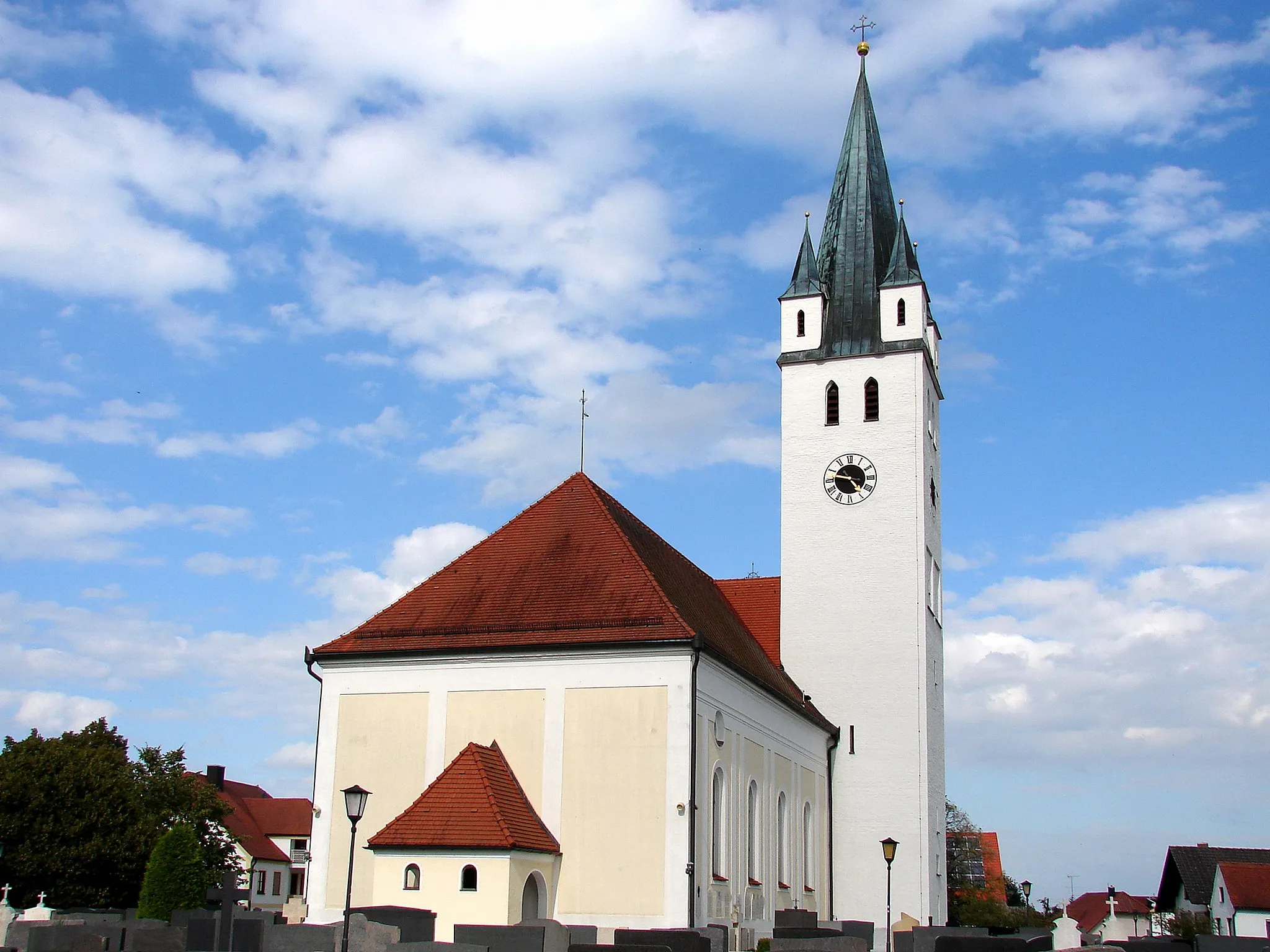 Photo showing: Katholische Pfarrkirche, Saalkirche, Turm bezeichnet mit dem Jahr 1354 und Kern des Chores gotisch, Langhausneubau von Franz Anton Kirchgrabner, vor 1780; mit Ausstattung; - Gedächtniskapelle, offener Satteldachbau mit Treppengiebel, Ende 19. Jahrhundert; im Friedhof.