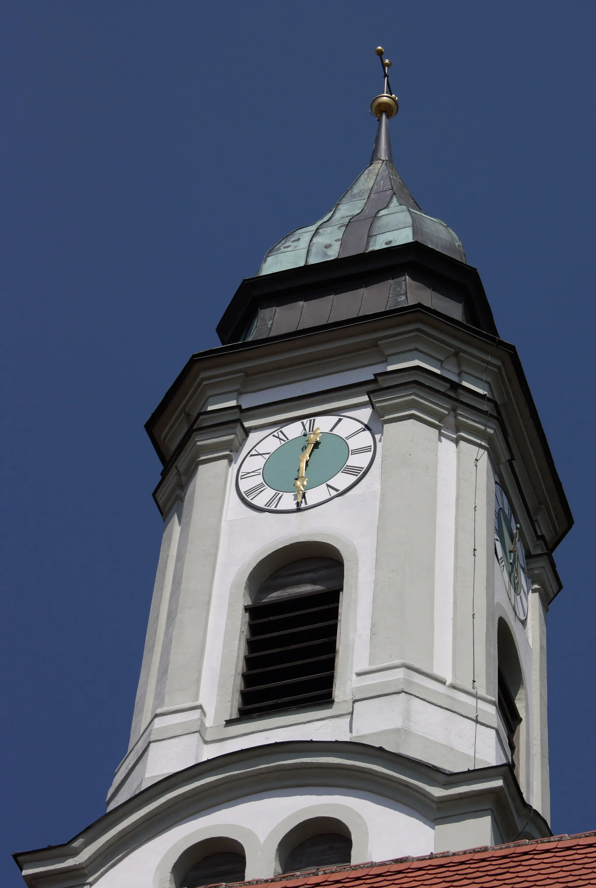 Photo showing: Katholische Pfarrkirche St. Georg in Westendorf, einer Gemeinde im Landkreis Augsburg (Bayern), Turm mit zugespitzter Mansardhaube
